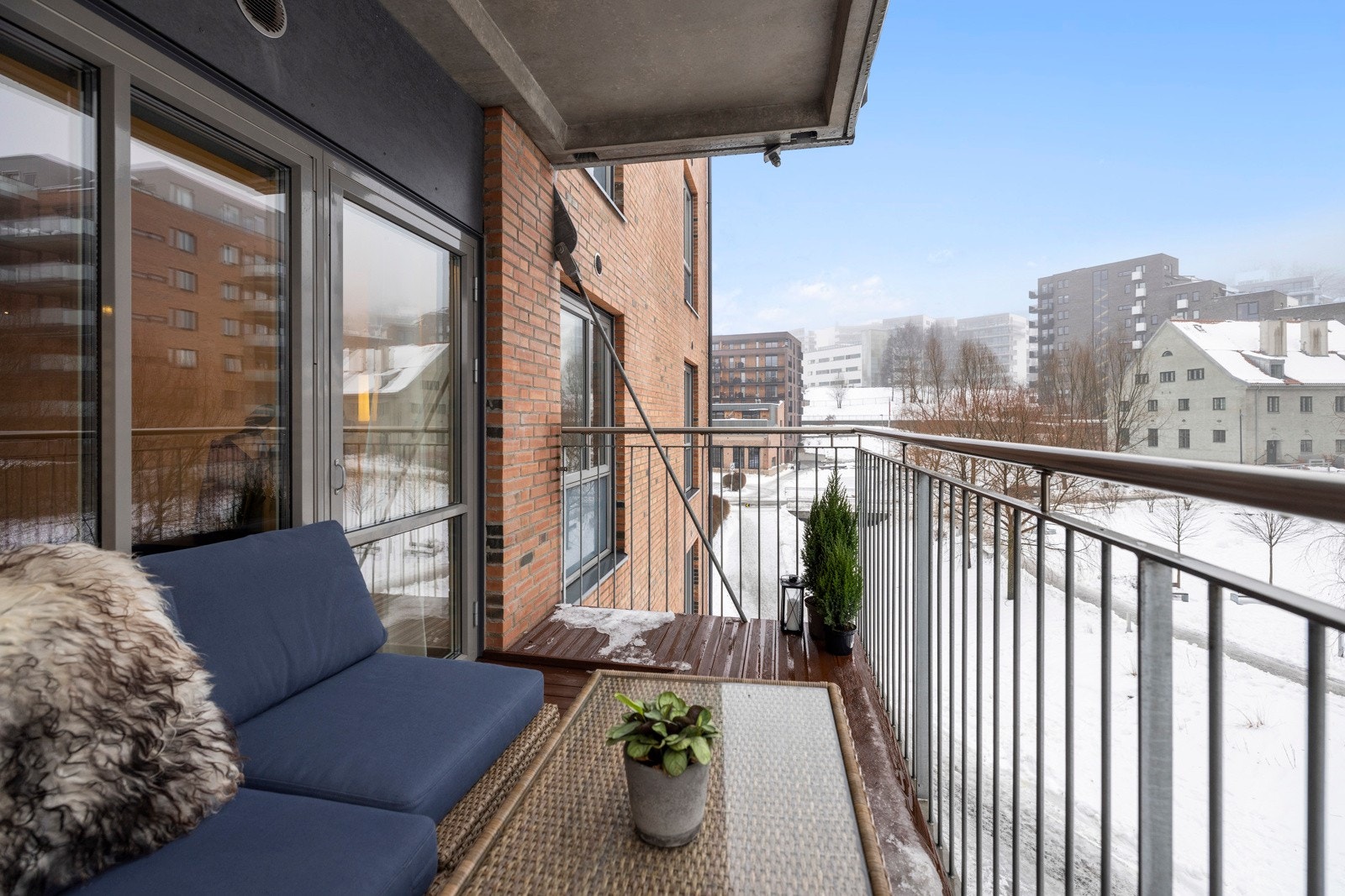 Leiligheten har en solrik balkong på 7,2kvm, med god plass til utemøblement. Dette er den perfekte forlengelsen av stuen på sommertid Galleribilde