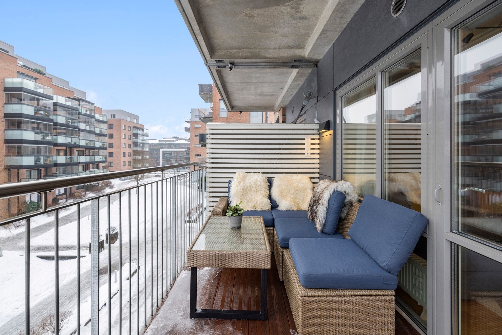 Leiligheten inneholder en lys og romslig stue med store vindusflater og utgang til solrik balkong, åpen kjøkkenløsning, lyst flislagt bad og et stort soverom Galleribilde