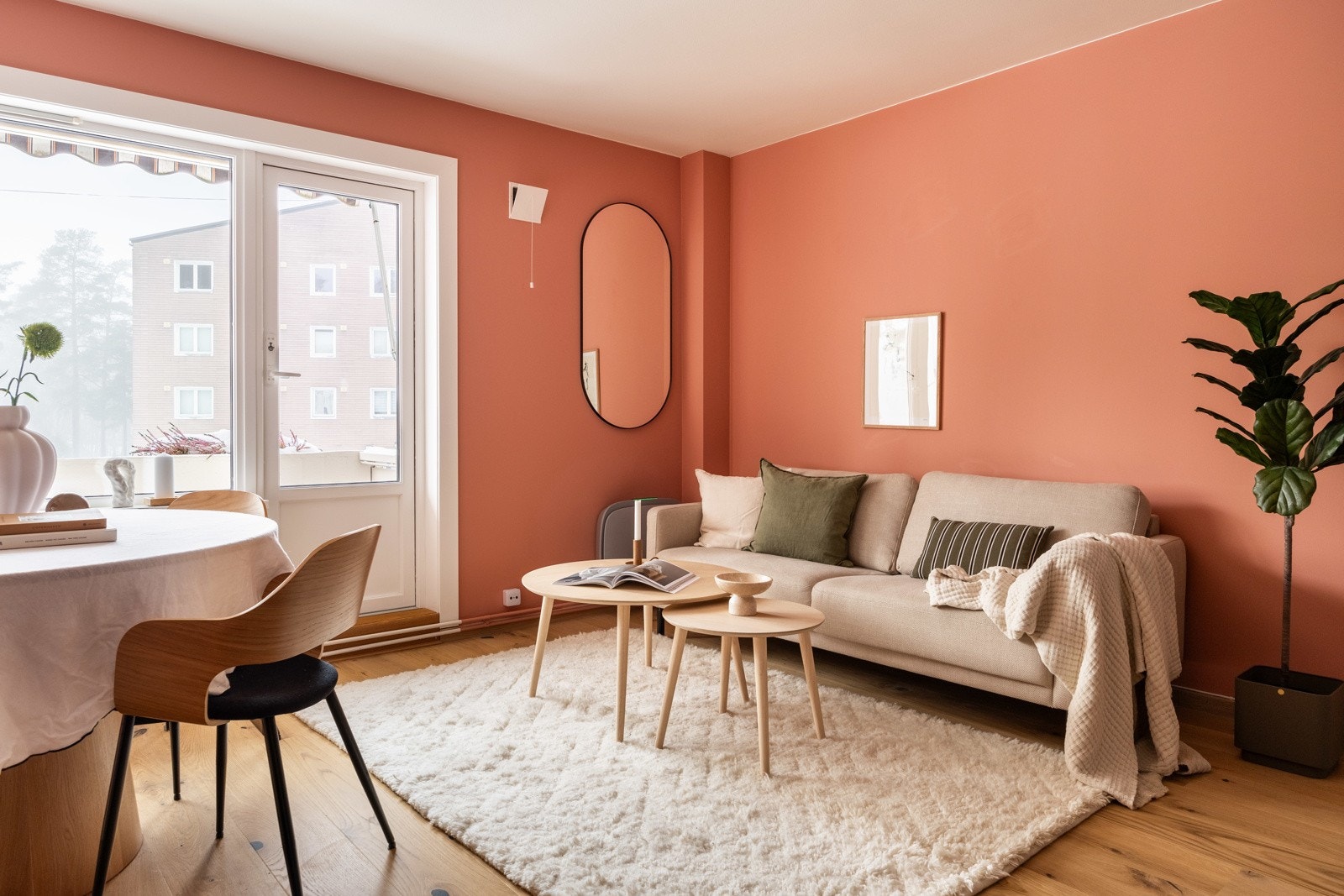 Innred med sofa, stoler, bord og tilhørende mediemøblement. Galleribilde