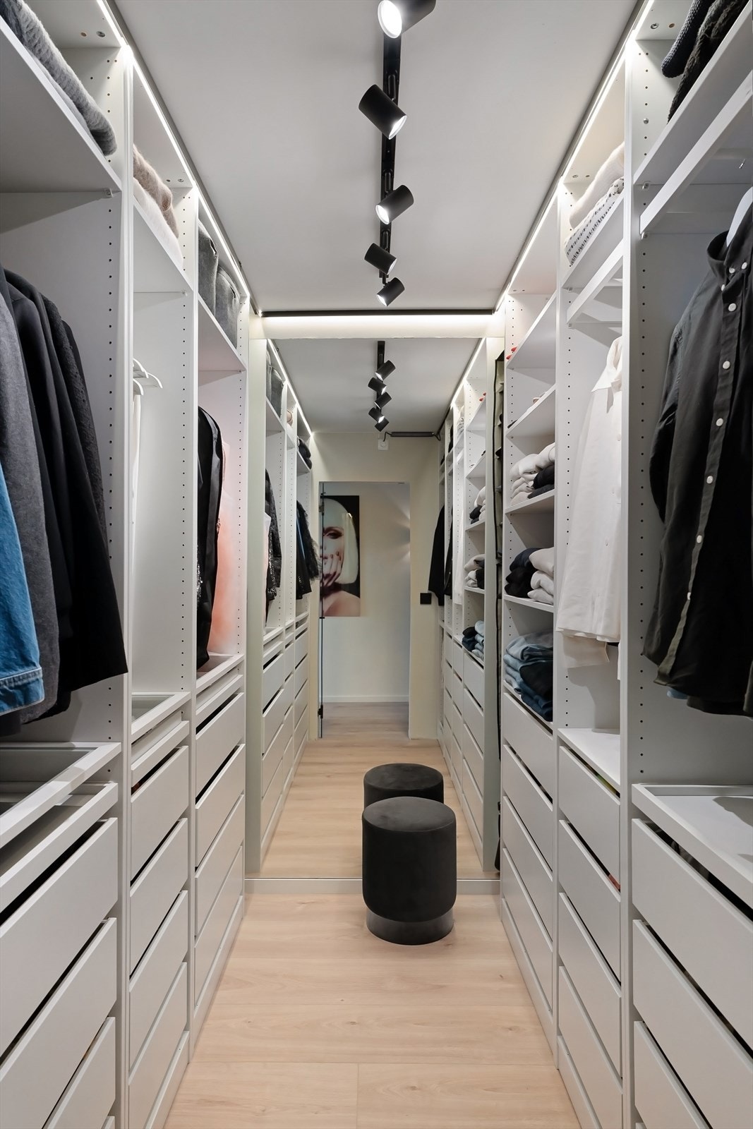 Walk-in closet med inngang fra gang. Galleribilde