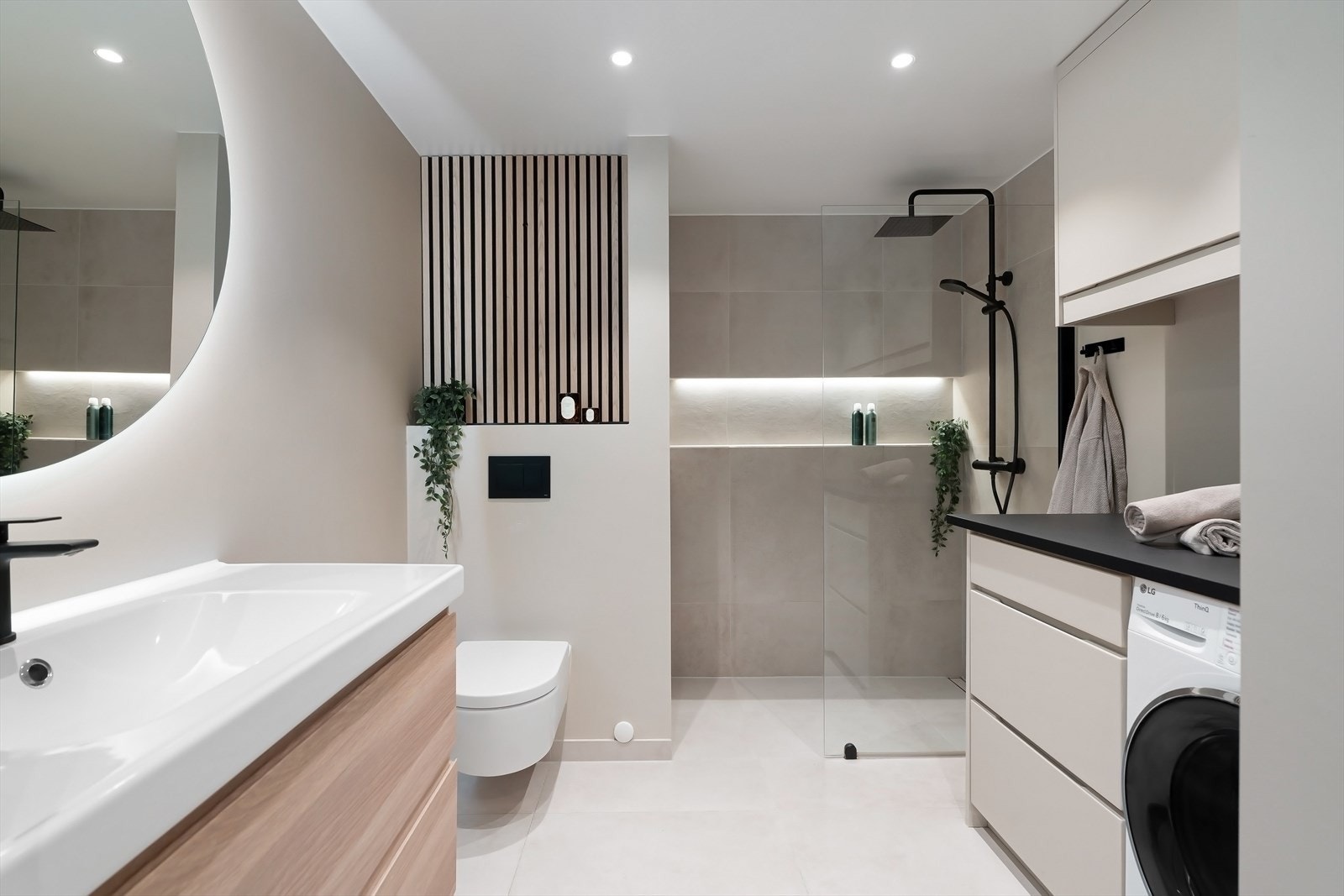 Baderom 2 er også nytt fra 2021. Flislagte overflater i dusjen. Sparklet og malte plater forøvrig. Galleribilde