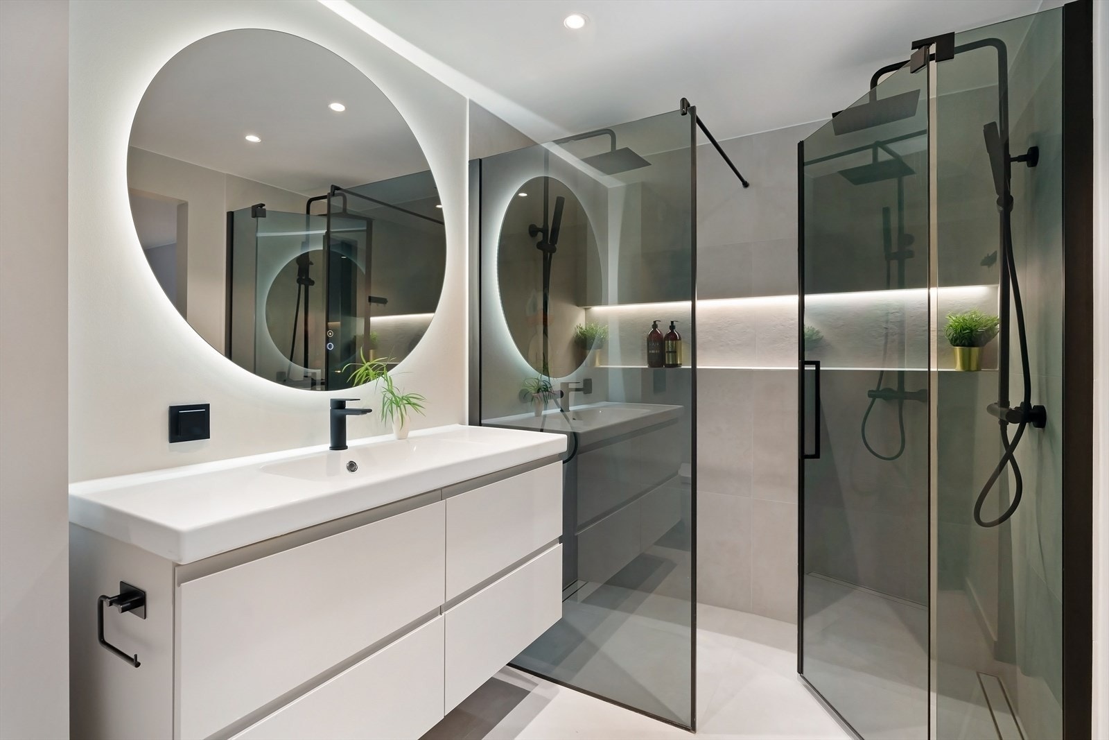 2 dusjer med innfellbar dør og vegg i herdet glass, servant i helstøpt plate Galleribilde