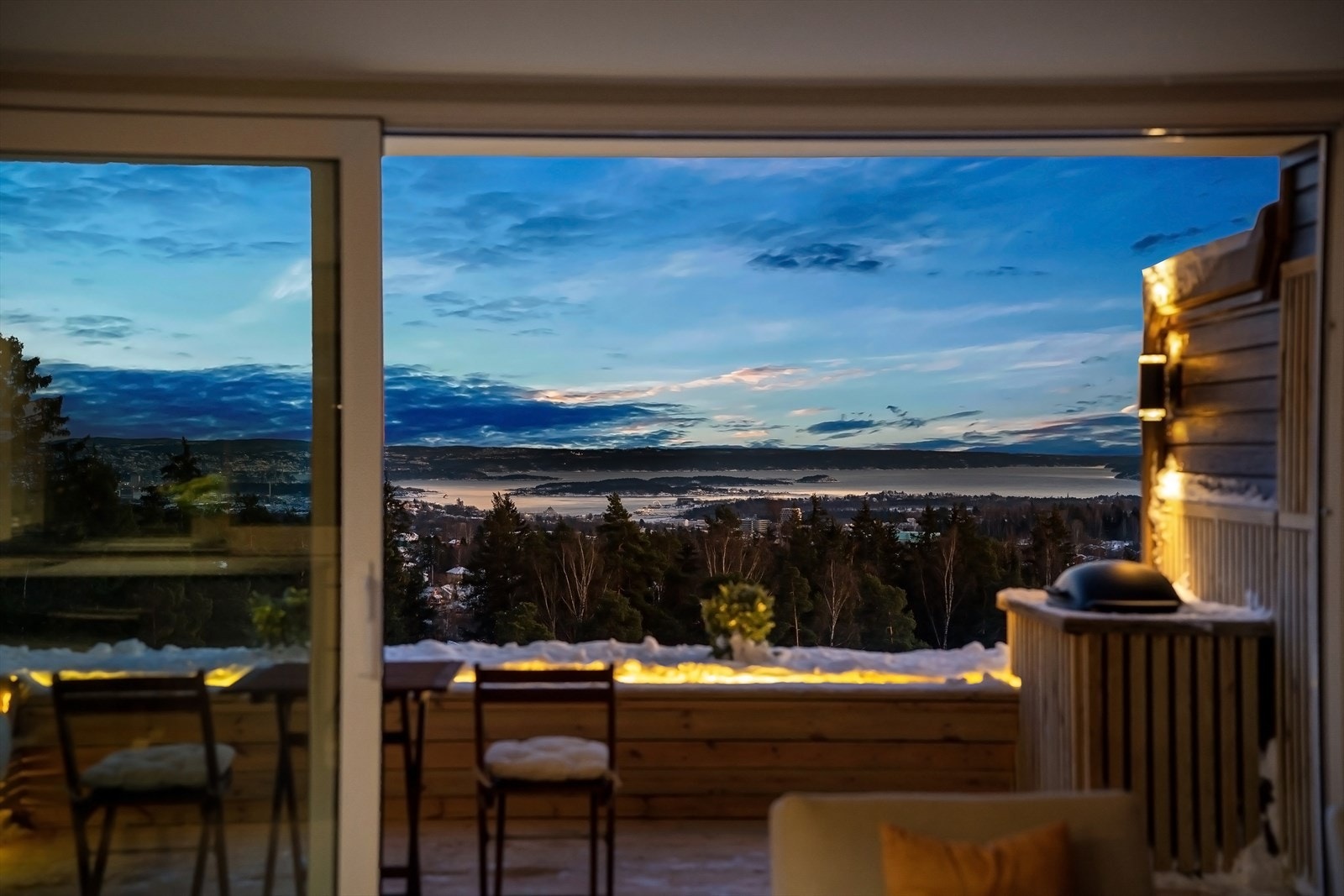 På sommeren har boligen mye grønt og frodig utsyn, og terrassen kan benyttes som forlengelse av stuen Galleribilde