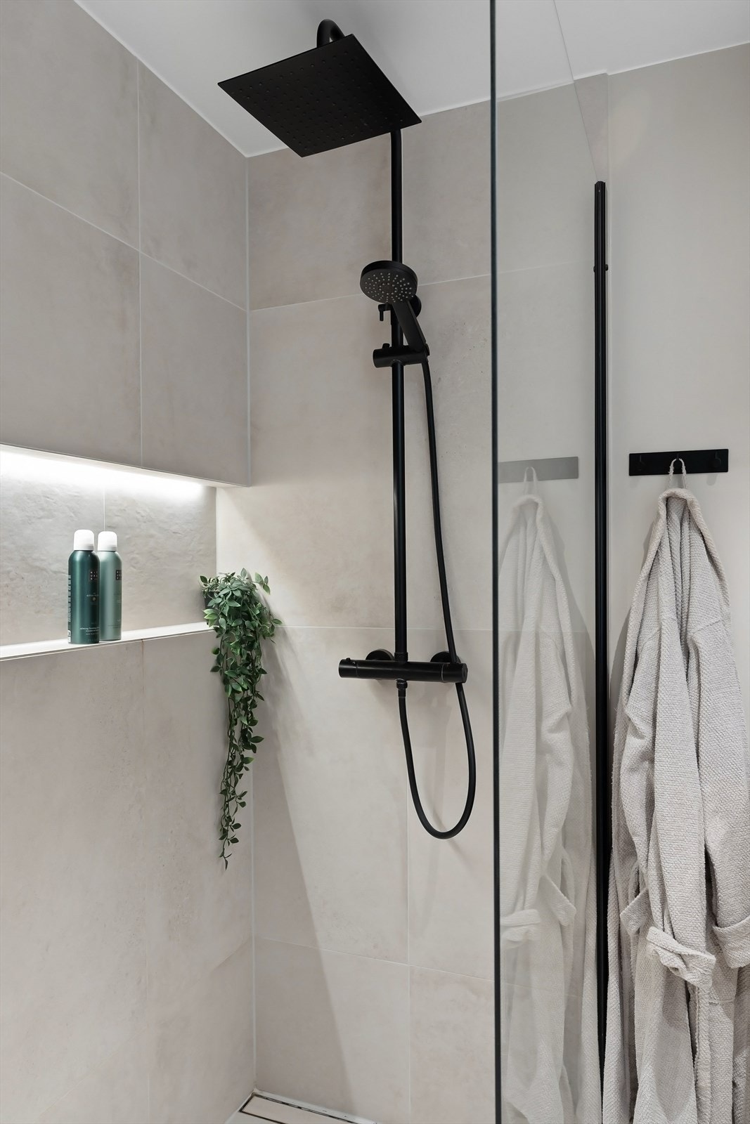 Praktisk nisje i dusj - perfekt for oppbevaring av såpe o.l, samtidig som den gir et ryddig og moderne uttrykk. Galleribilde