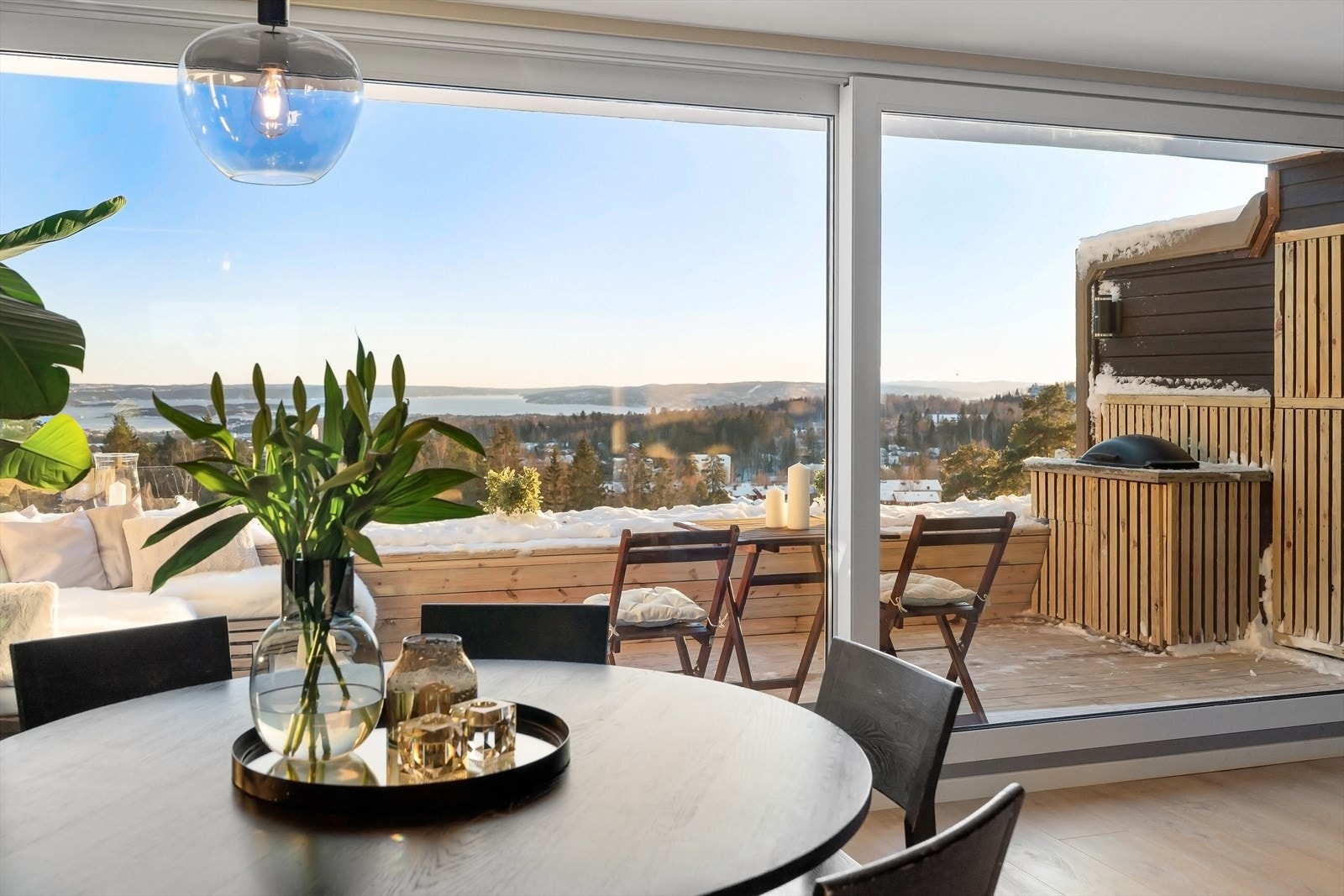 Ekstra stor skyvedør montert i 2021 som gir en lys og åpen atmosfære Galleribilde