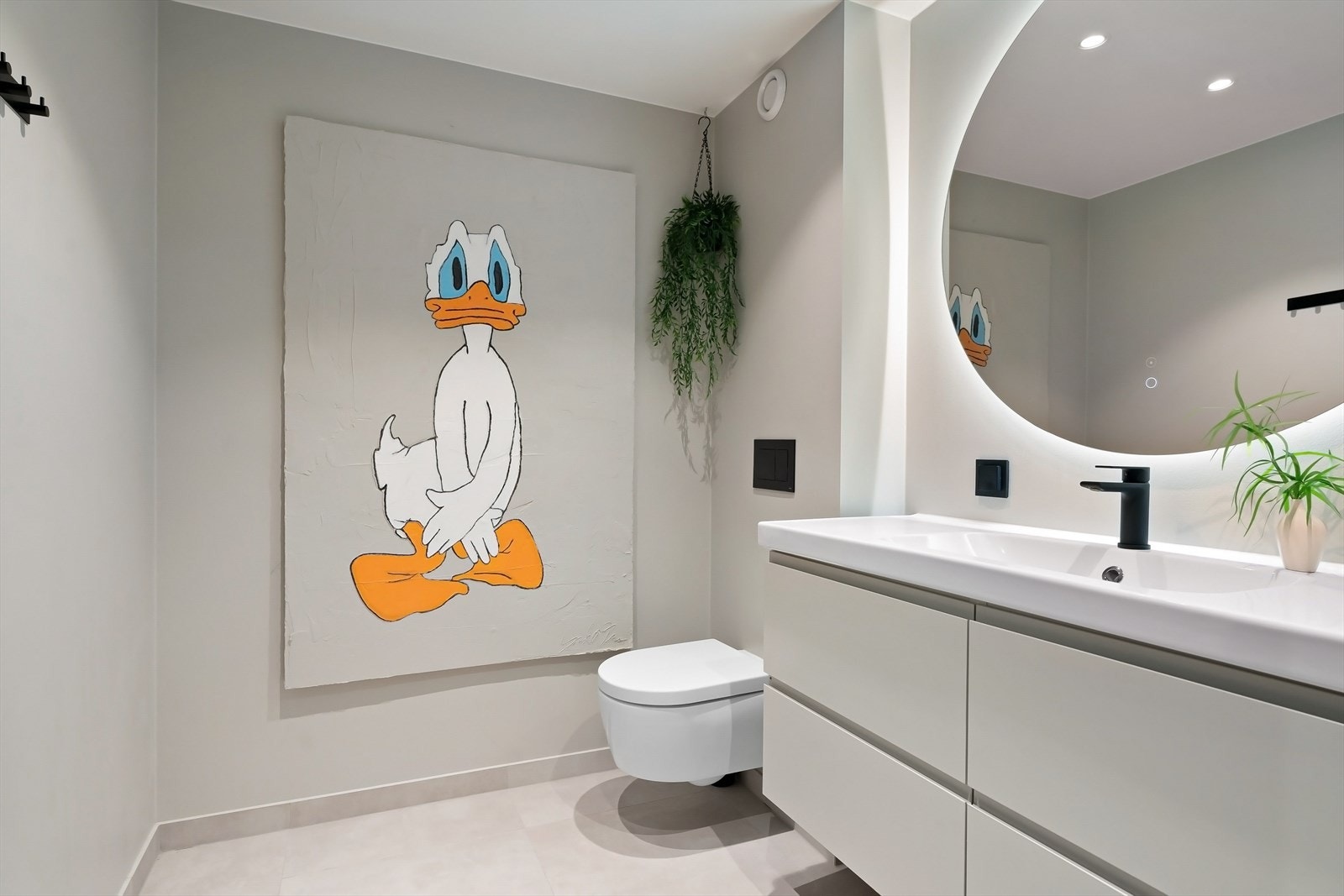 Veggfestet klosett med innebygget sisterne. Galleribilde