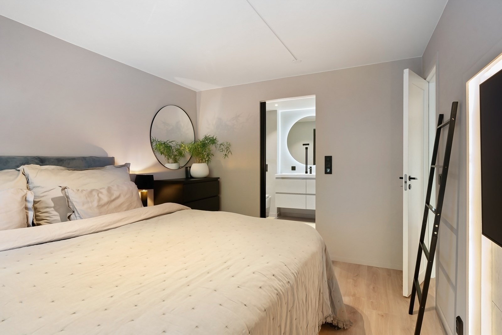 Inngang til privat baderom for hovedsoverom Galleribilde