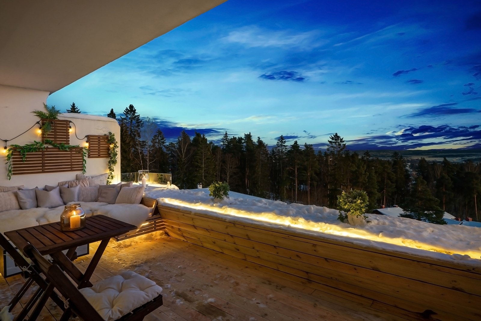 Terrassen er pusset opp med nytt gulv, plassbygget benk, plassbygget omramming for grill, og innbygget
forkant av blomsterkasse Galleribilde