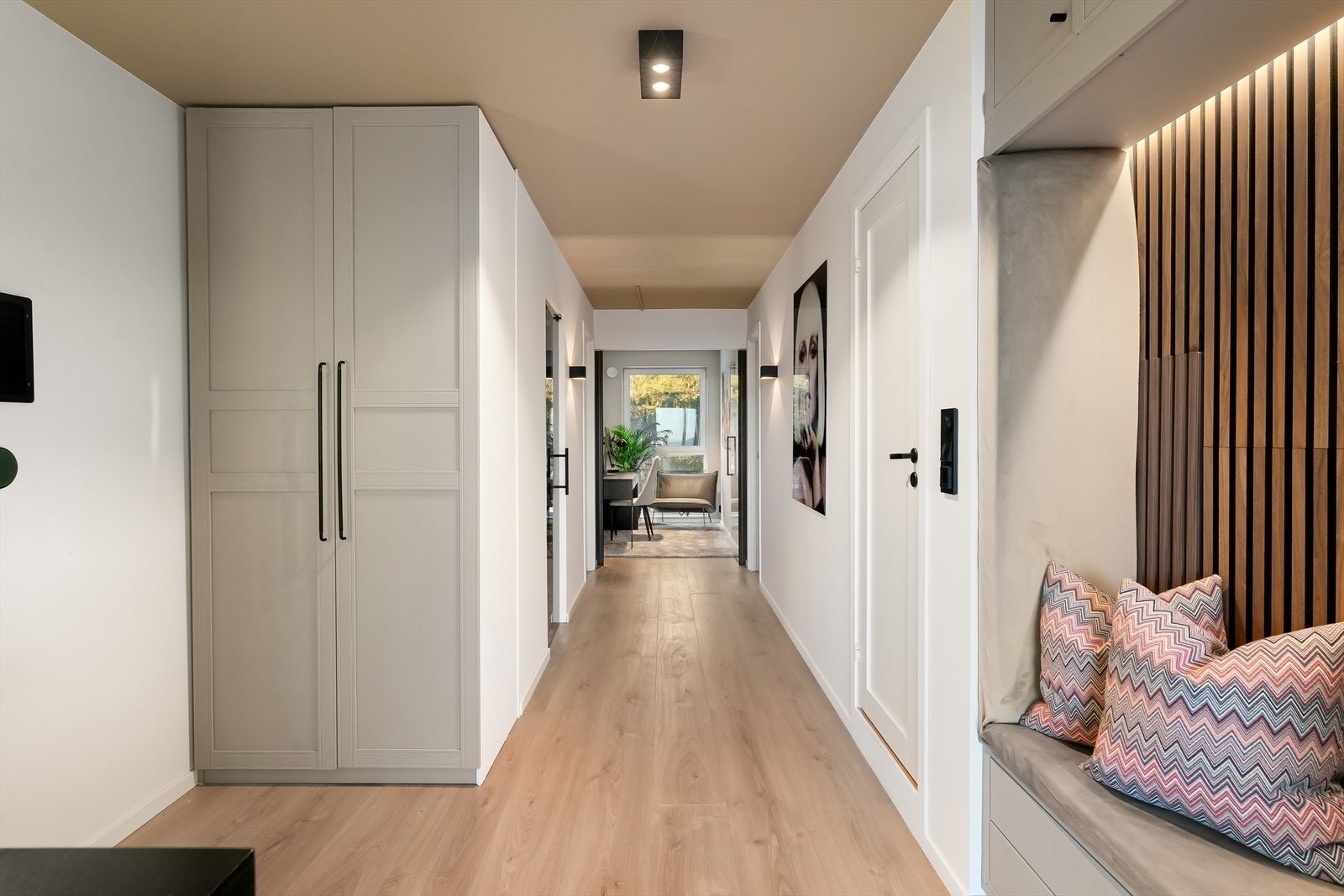 Romslig entrè med plassbygget garderobeskap med profilerte fronter. Galleribilde