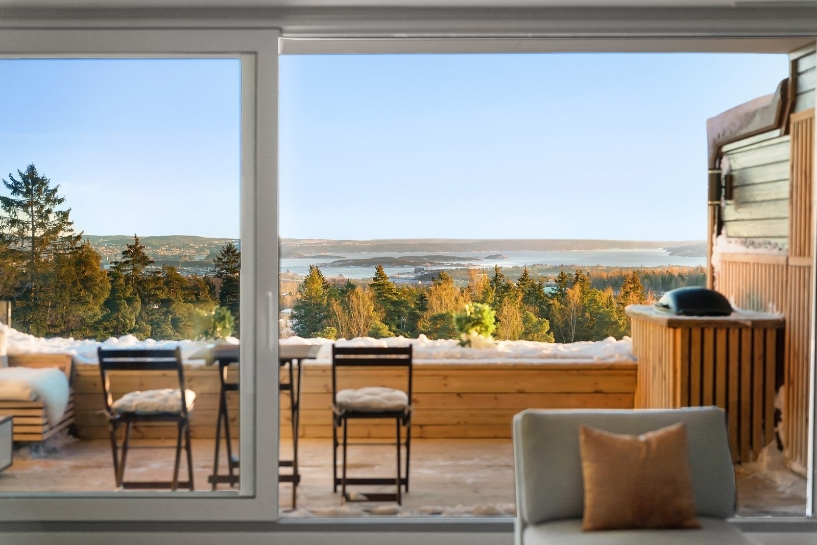 Strøken og solrik 4-roms med imponerende utsikt Galleribilde