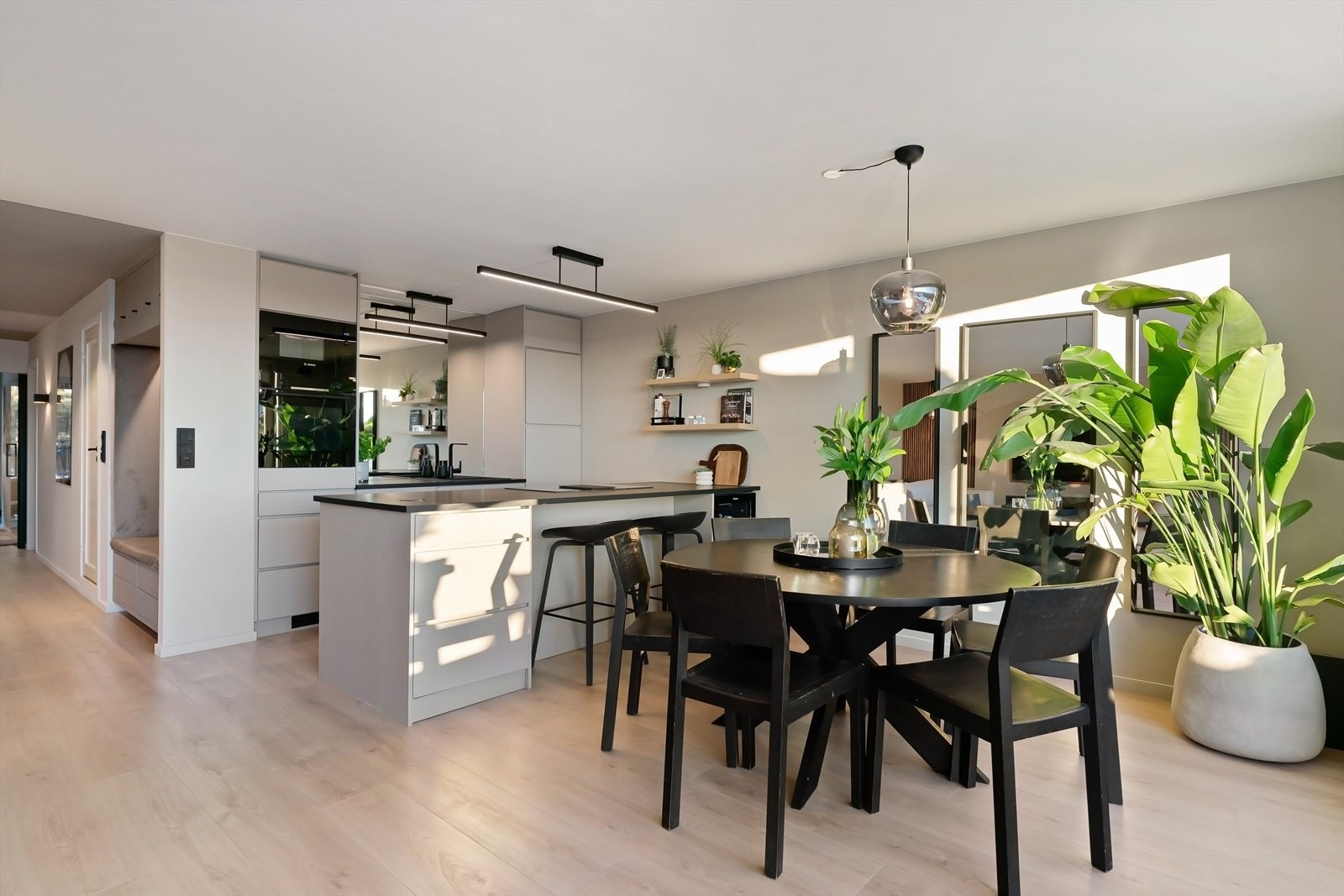 Åpen stue/kjøkkenløsning - perfekt for sosiale sammenkomster Galleribilde