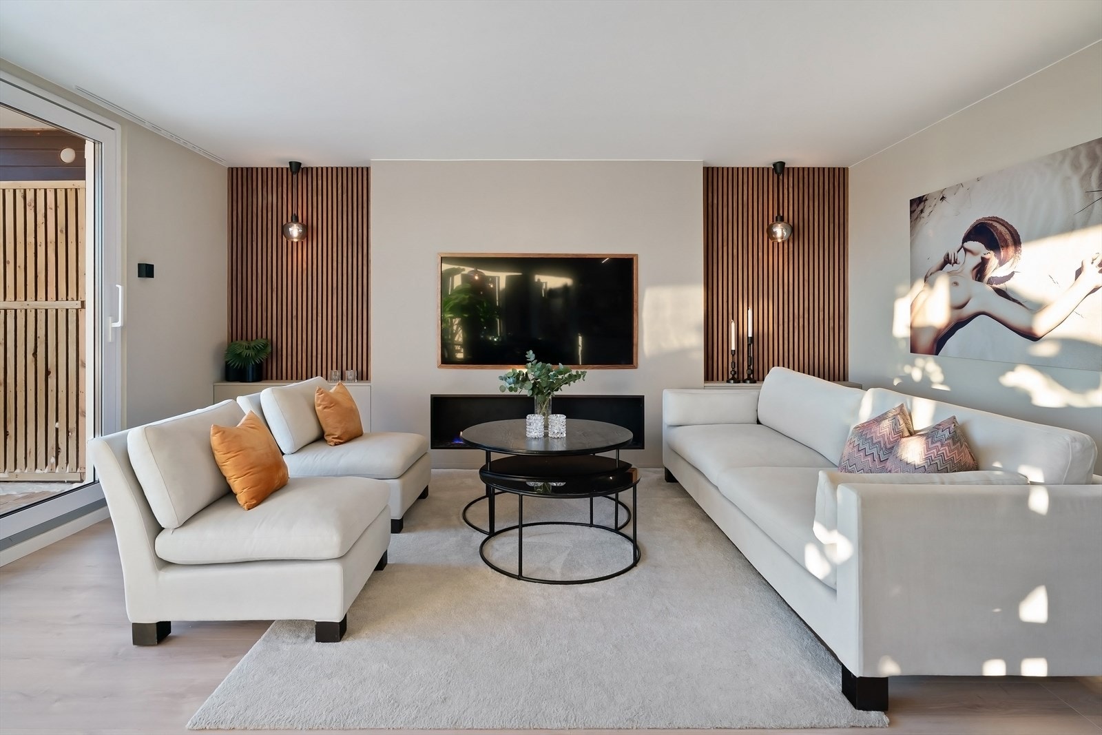 To plassbygde skap med spilevegg over skaper et stilfult preg på stuen. Galleribilde