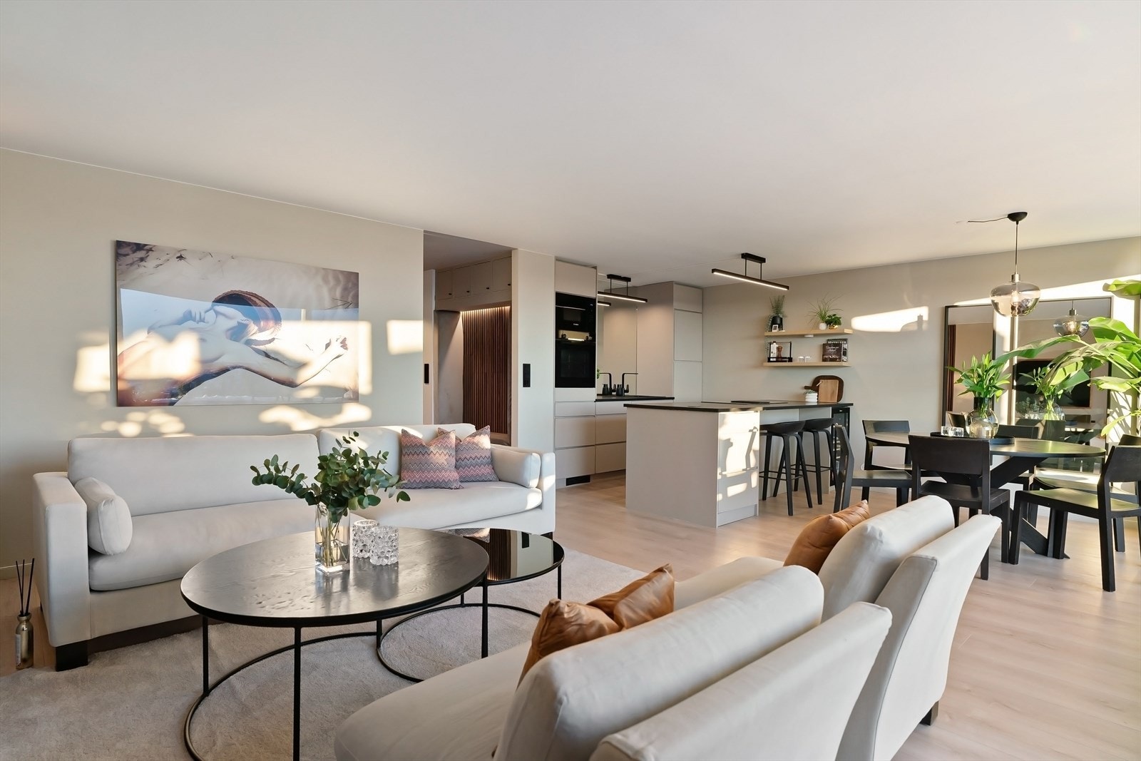 Enstavs laminat i alle rom. Laminaten er sammenhengende, slik at alt er bygget terskelfritt. Galleribilde