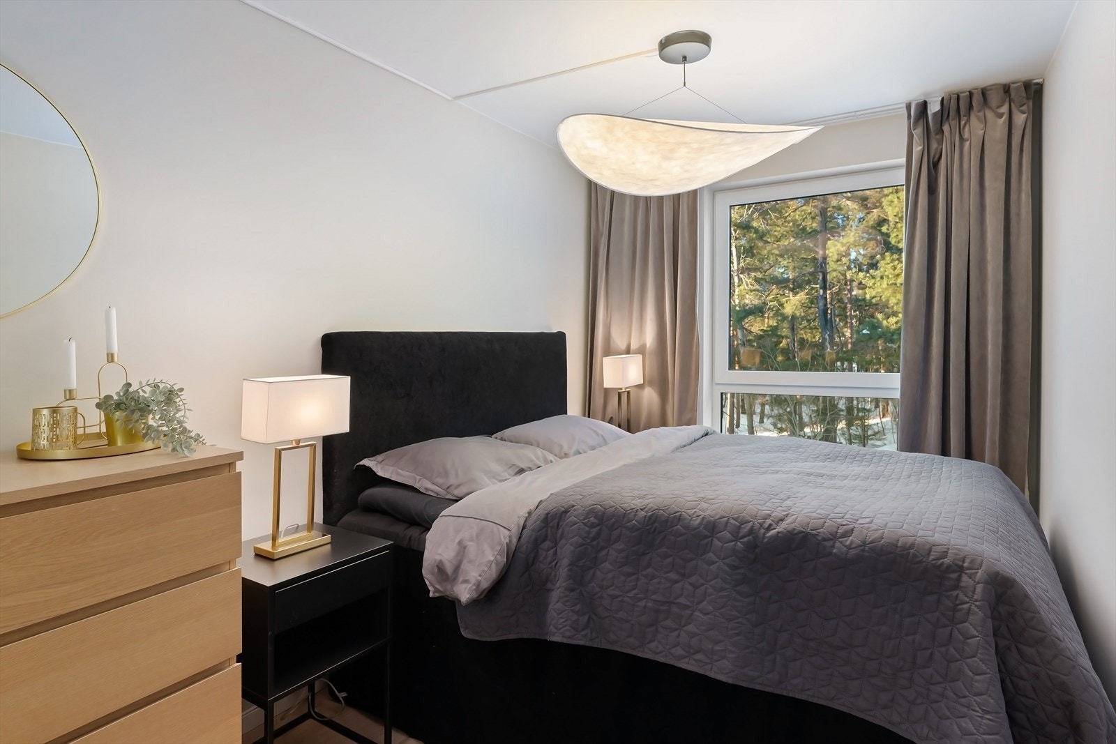 Soverom 2 er også av god størrelse med gode vindusflater Galleribilde