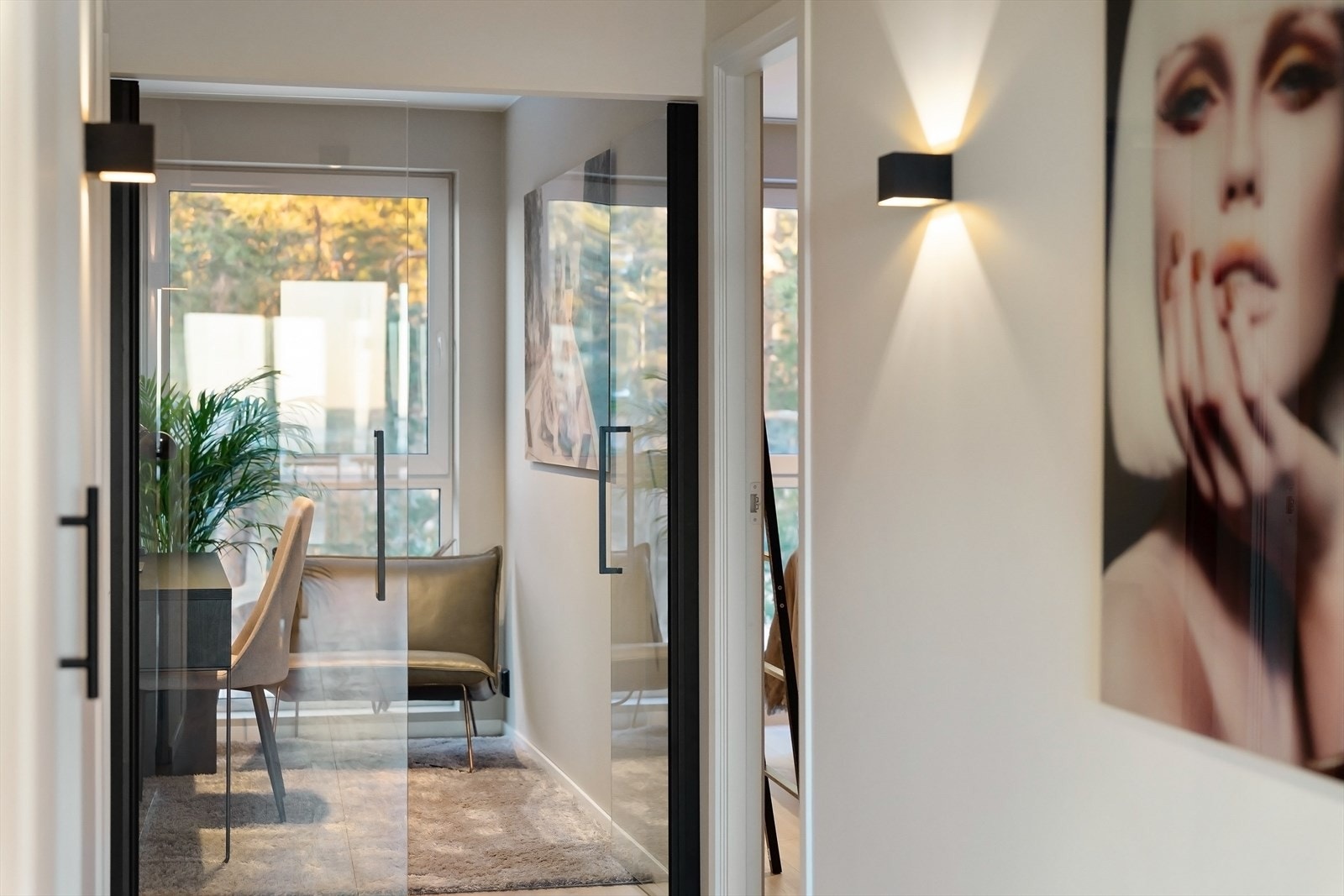 Soverom 3 er adskilt med glassdører mot gangen Galleribilde