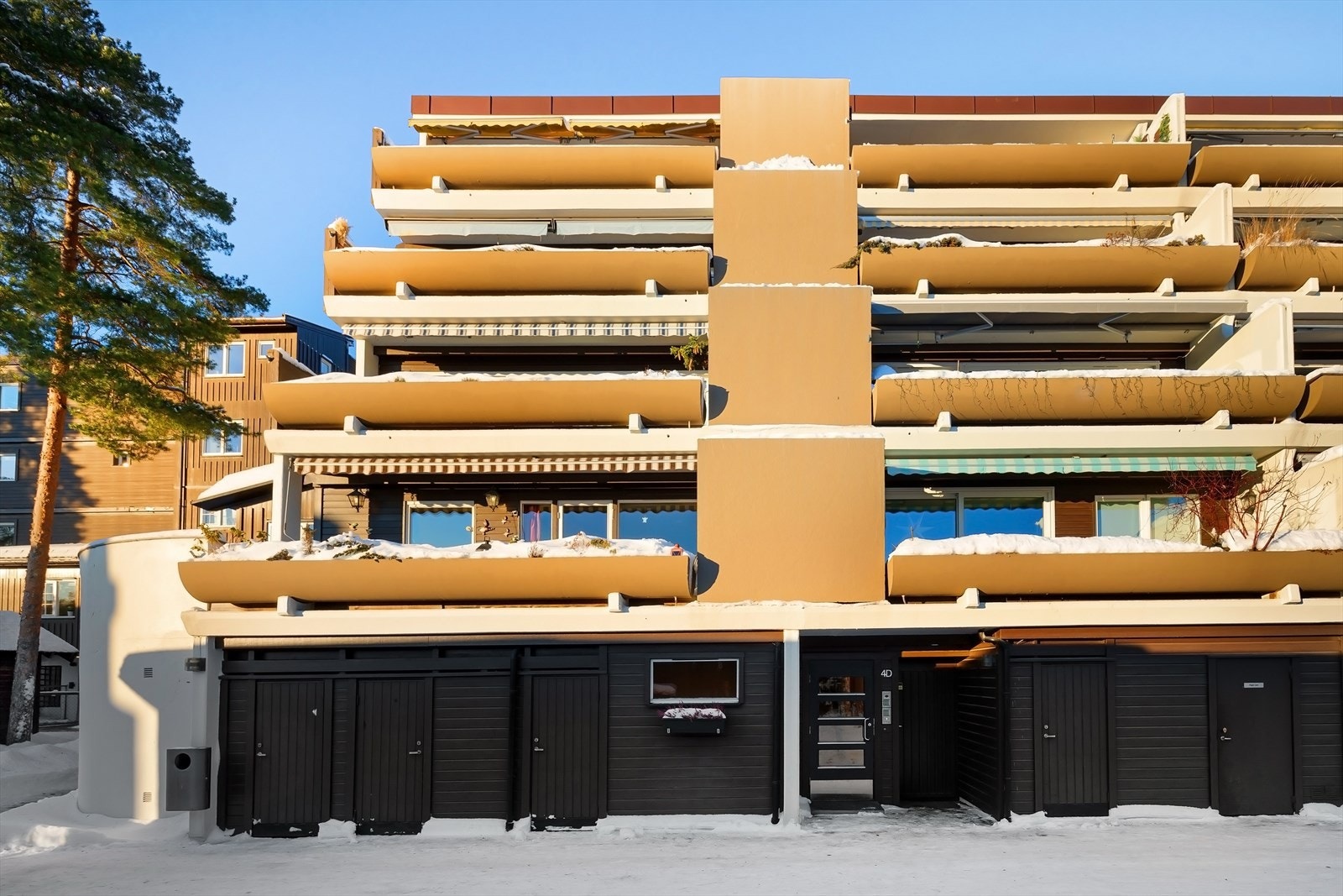 Fasade - Toppleilighet med svært gode solforhold Galleribilde