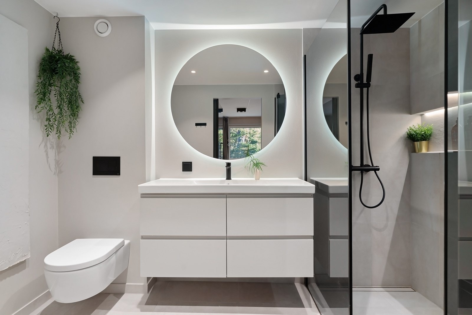 Nytt delikat bad fra 2021. Flislagte overflater i dusjen. Sparklet og malte plater forøvrig. Galleribilde