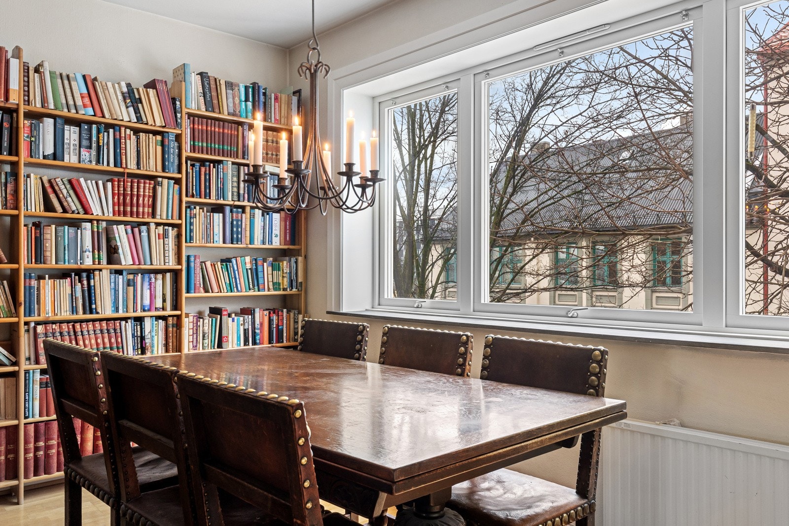 Her bor du meget sentralt, men samtidig tilbaketrukket og omringet av flere fantastiske rekreasjonsområder. Galleribilde