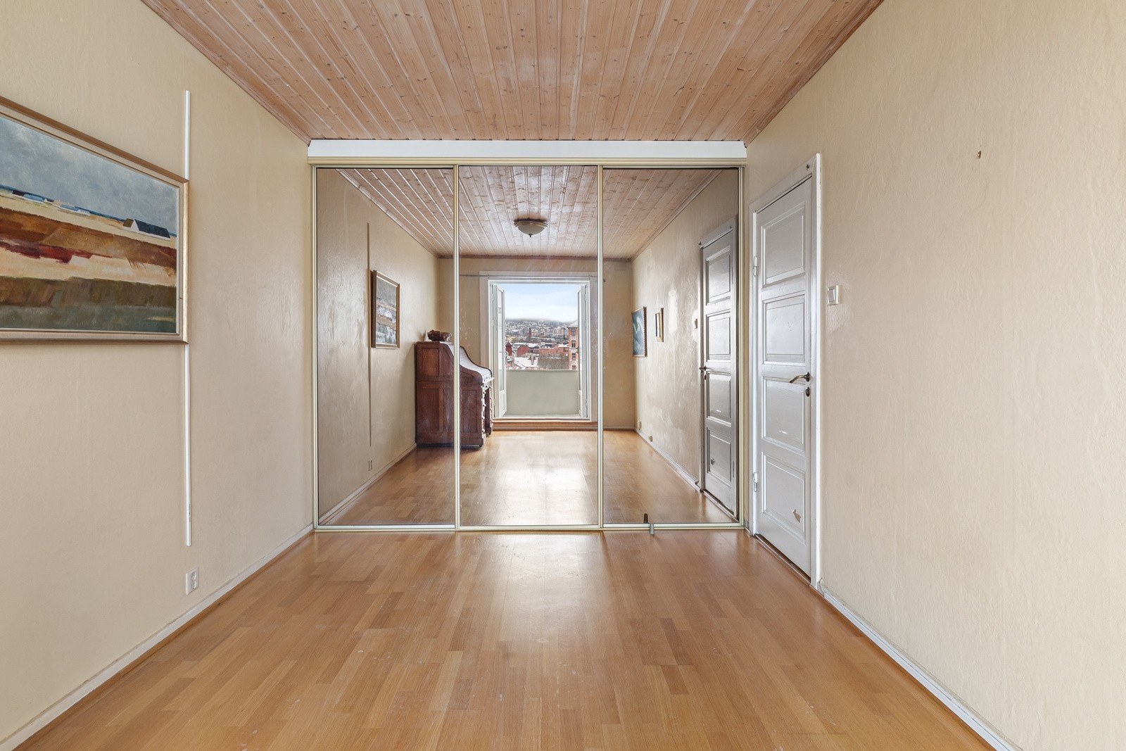 Soverommet har garderobeskap med speilfronter for god oppbevaring. Galleribilde