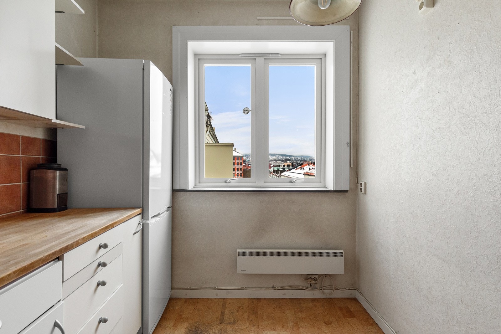 Det er flislagt felt over benken og lysstoffrør under overskap. Om ønskelig er det mulighet for å flytte kjøkken ut i stuen og bruke nåværende som et ekstra soverom. Galleribilde