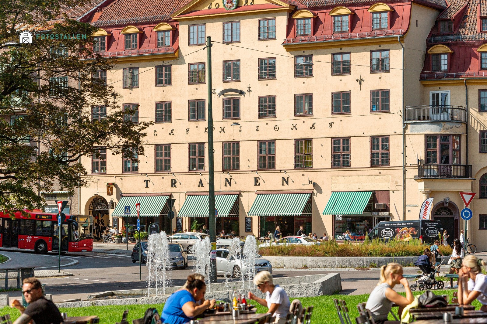 Koselige Tranen på Alexander Kiellands plass med Åpent Bakeri og Lofthus Samvirkelag serverer deilig mat og drikke! Galleribilde