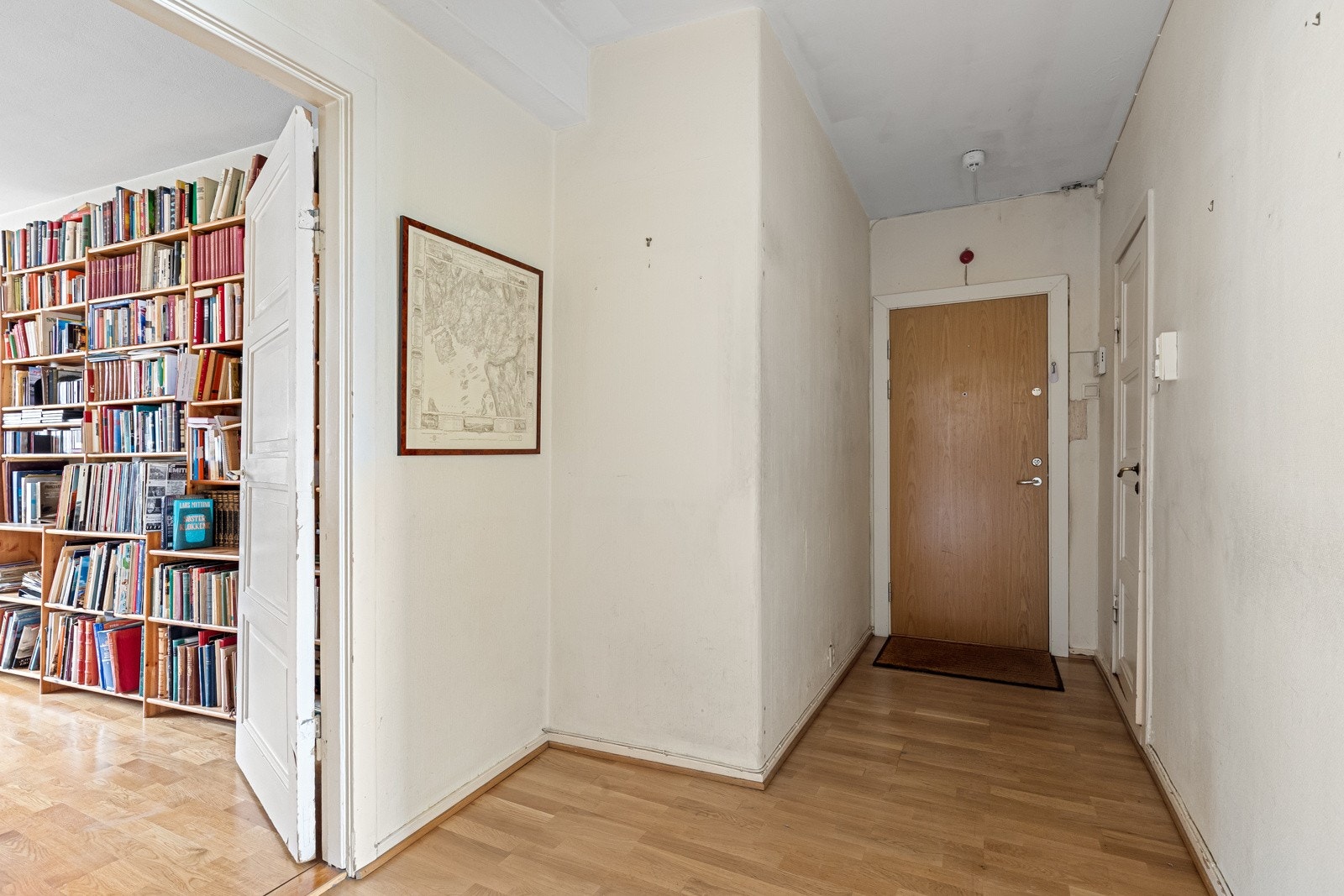 Praktisk entré/gang med plass til oppheng av yttertøy og oppbevaring av sko. Brann- og lysklassifisert entrédør. Velkommen! Galleribilde