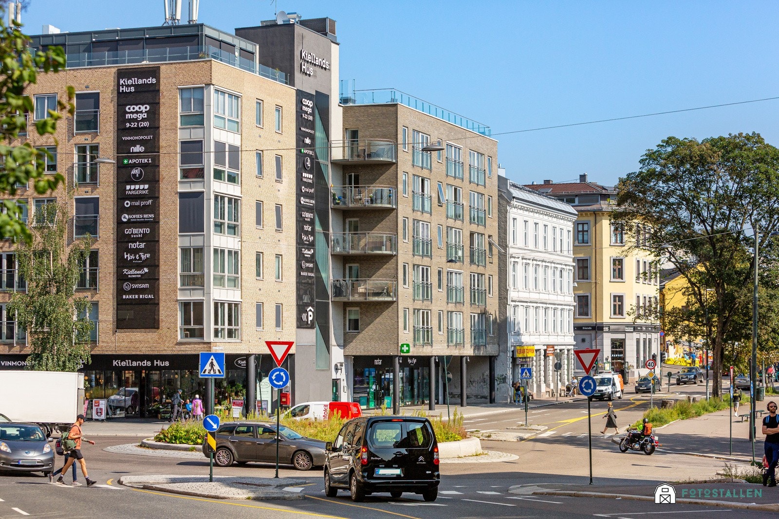 Kiellands Hus er nabolagssenter med et bredt servicetilbud, midt på Alexander Kiellands plass. Galleribilde