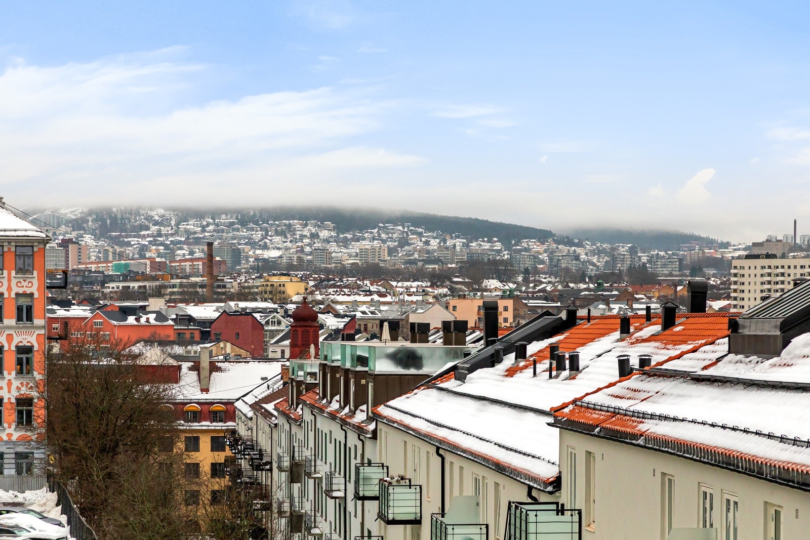 Romslig og gjennomgående 2-roms med solrik balkong og flott utsikt beliggende i byggets 2. etasje. Galleribilde