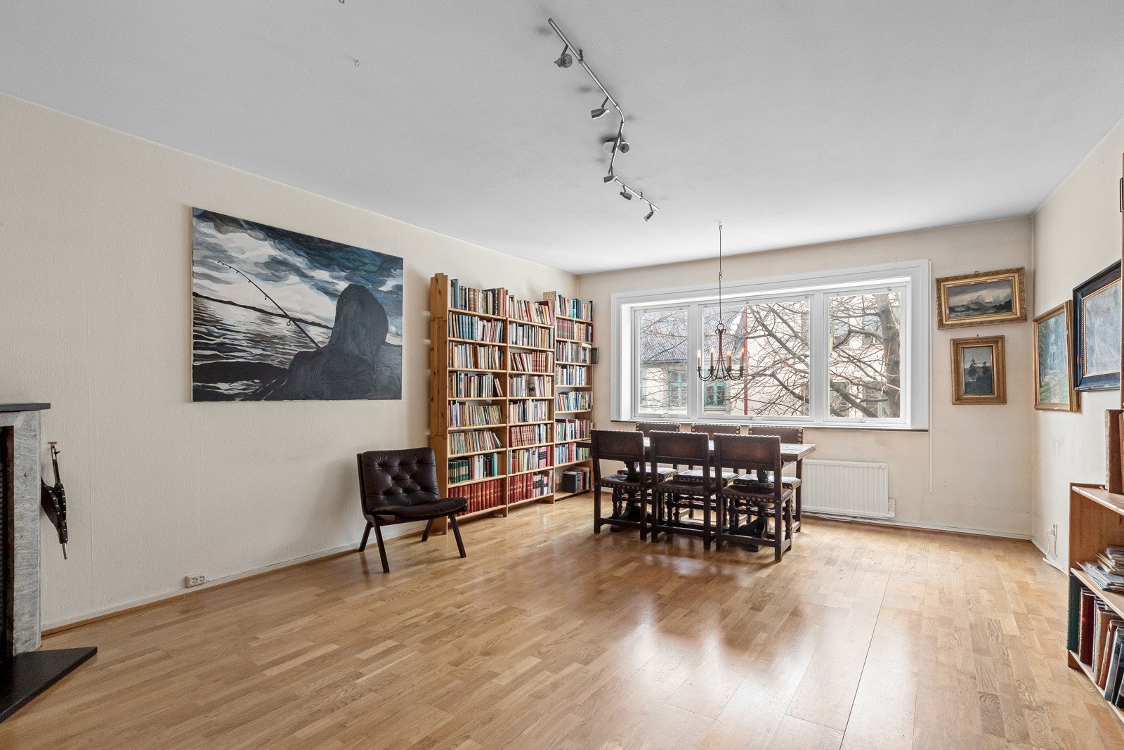 Skap ditt drømmehjem beliggende tilbaketrukket til i grønne omgivelser på ettertraktede St. Hanshaugen, bare et steinkast unna St. Hanshaugen park! Galleribilde