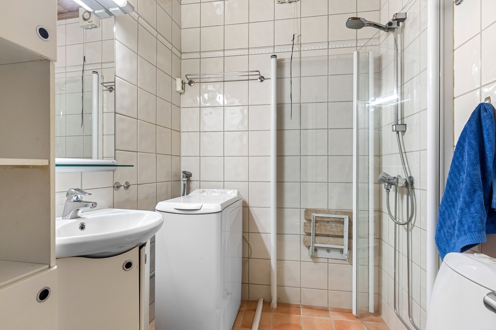 Baderommet er funksjonelt og utstyrt med termostatstyrt gulvvarme og opplegg for vaskemaskin. Galleribilde