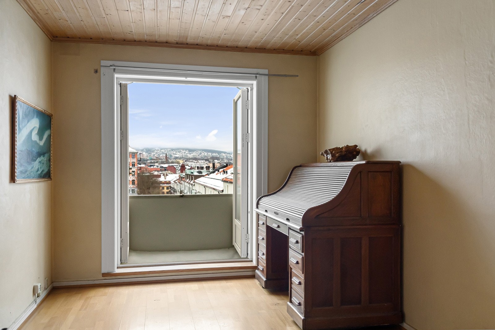 Soverommet har vinduer/balkongdører som vender mot skjermet gårdsrom. Galleribilde