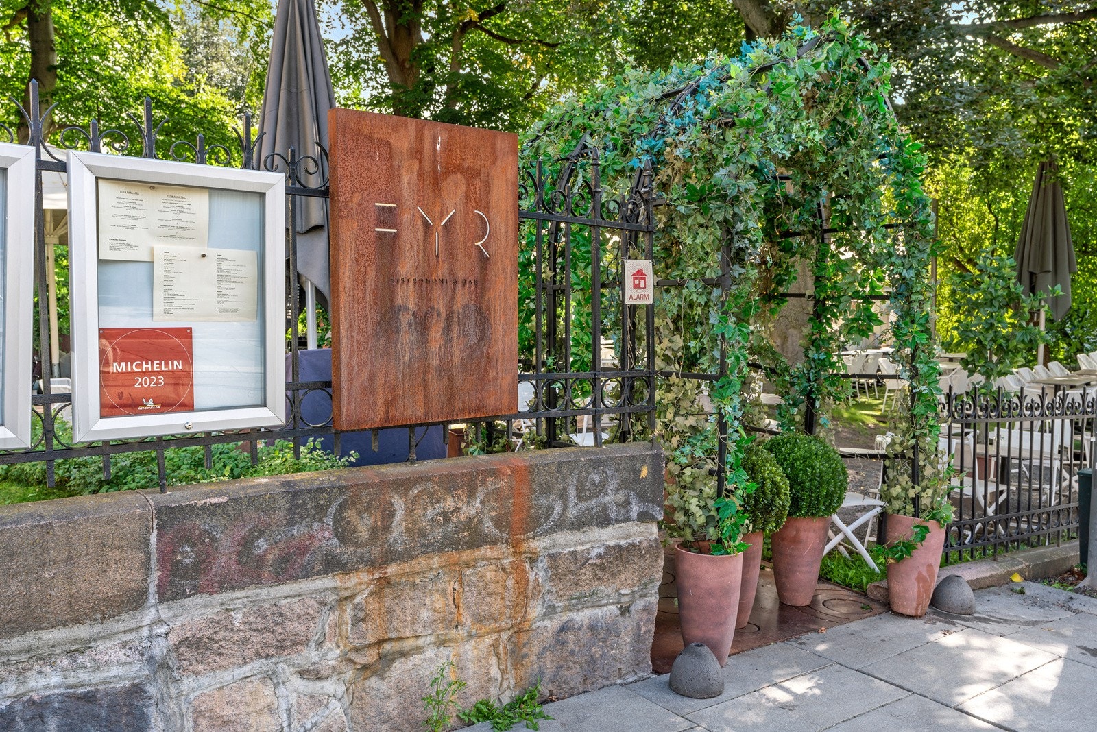 Hegdehaugsveien og Bogstadveien ligger like rundt hjørnet. Her finner dere blant annet populære FYR Bistronomi & Bar. Galleribilde