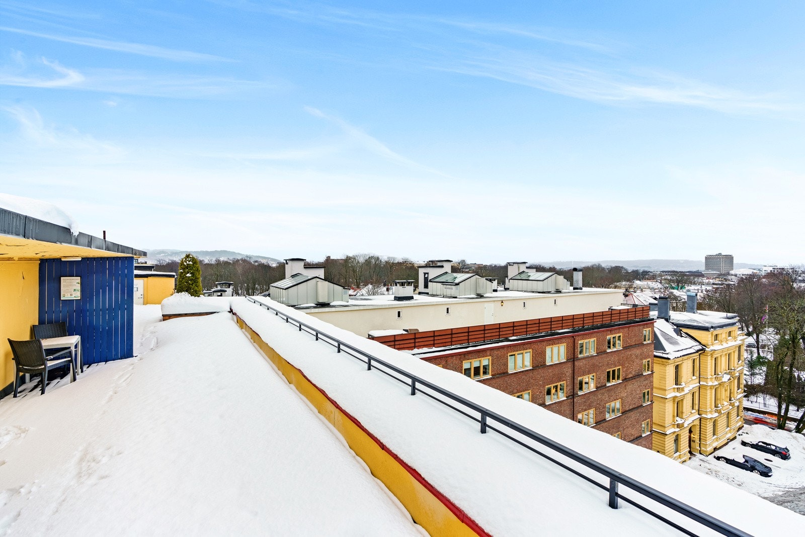 På taket får dere tilgang til en flott, felles takterrasse med gode solforhold. Galleribilde