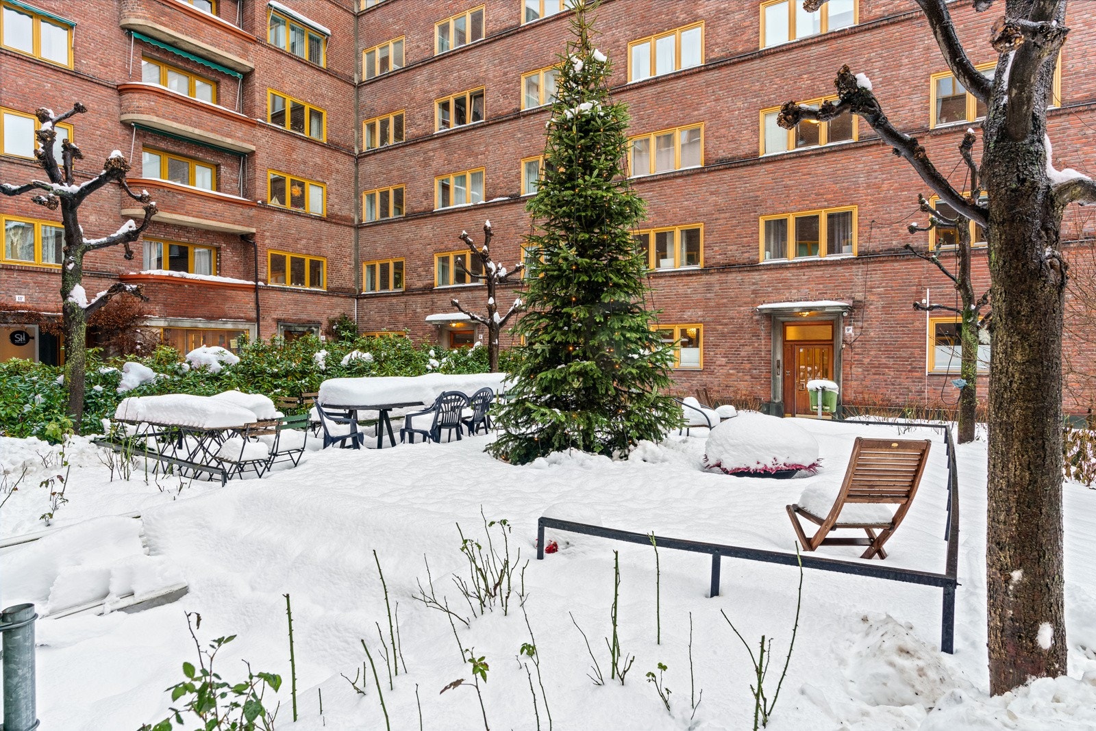 Pent opparbeidet atrie på fremsiden. Galleribilde