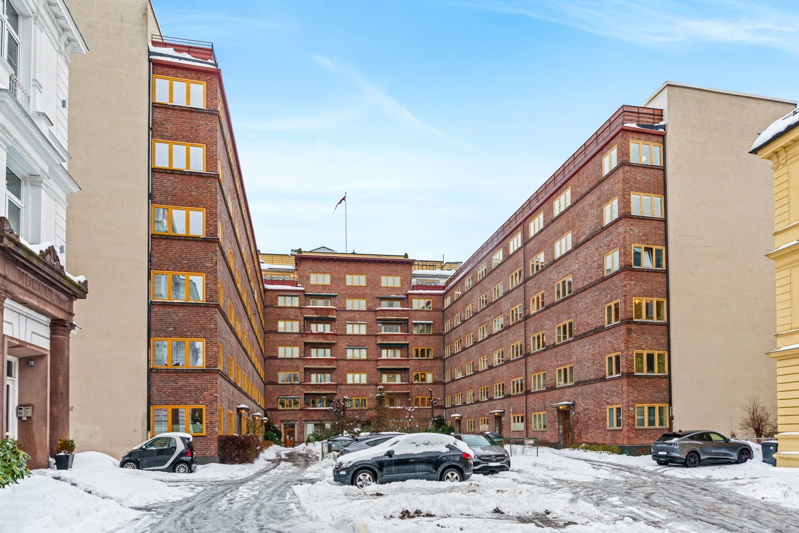 Fasade. Sameiet har parkeringsplasser som tildeles av styret (plassene som er for utleie ligger i bakgården). Galleribilde