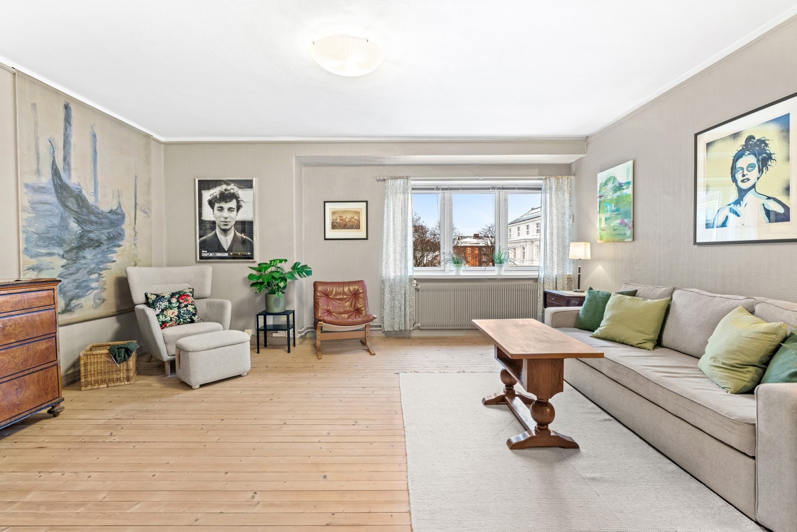 Leiligheten har en meget ettertraktet beliggenhet på Uranienborg, rett bak Slottet. Galleribilde