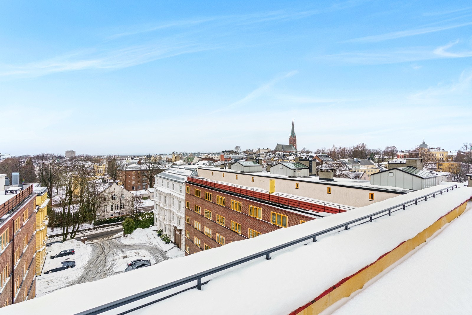 Flott utsikt over nabolaget og god plass til å nyte varme sommerdager. Via takterrassen er det også tilgang til felles toalett. Galleribilde