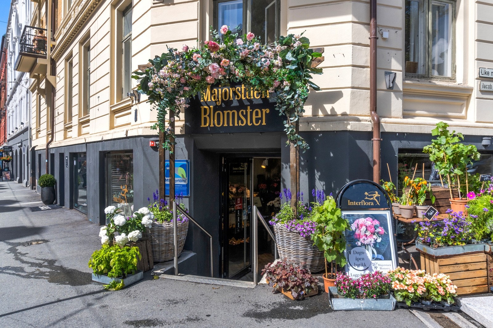 Nærområdet byr på et rikt servicetilbud med gangavstand til alt dere trenger. Galleribilde