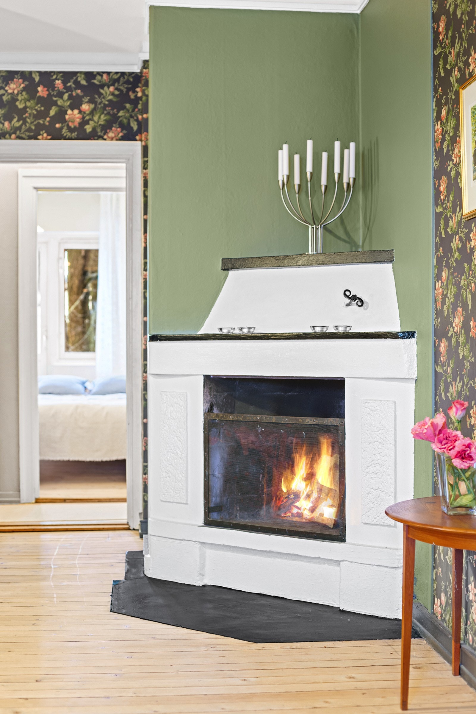 I midtstuen er det en åpen peisovn som varmer godt på vinterhalvåret. Galleribilde