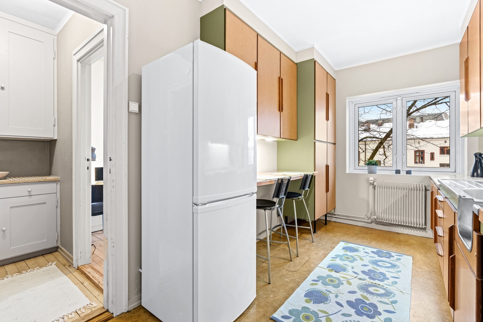 Separat kjøkken med eldre innredning. Galleribilde