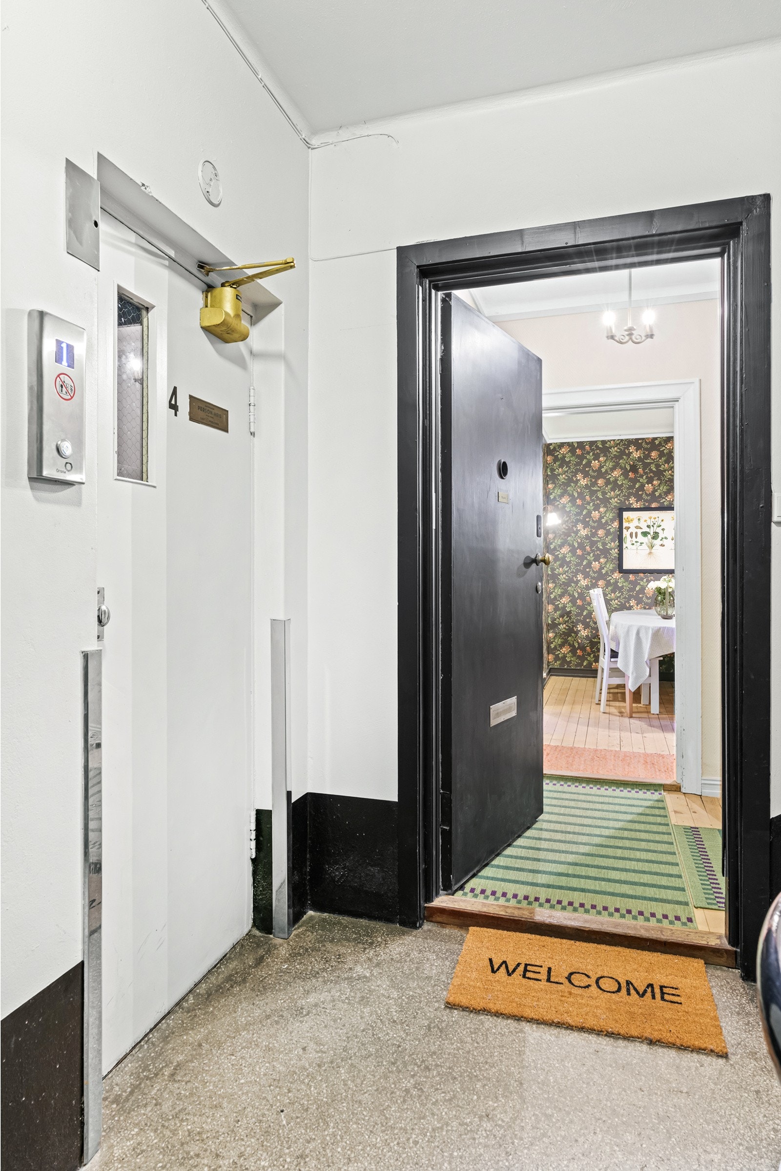 Svært enkel adkomst med heis som stopper rett utenfor inngangsdøren. Galleribilde