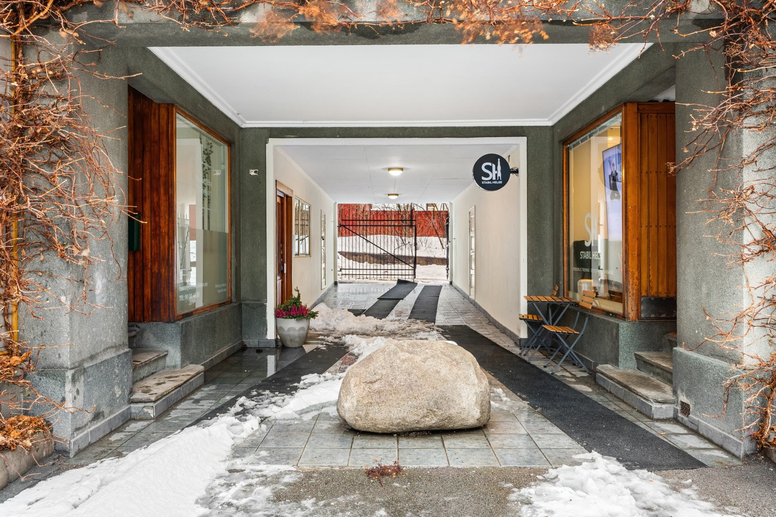 Via passasjen og bakgården sameiet er det direkte adkomst ut til Hegdehaugsveien. bakgården er det også etablert en egnet grillplass for sameiet. Galleribilde