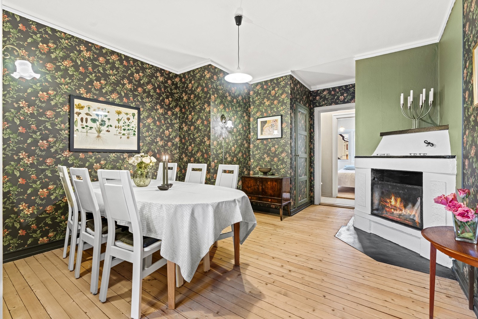 Leiligheten har fleksibel planløsning med flere store rom. Flere tilsvarende leiligheter har flyttet kjøkken ut til mellomstuen for å få et ekstra soverom. Galleribilde