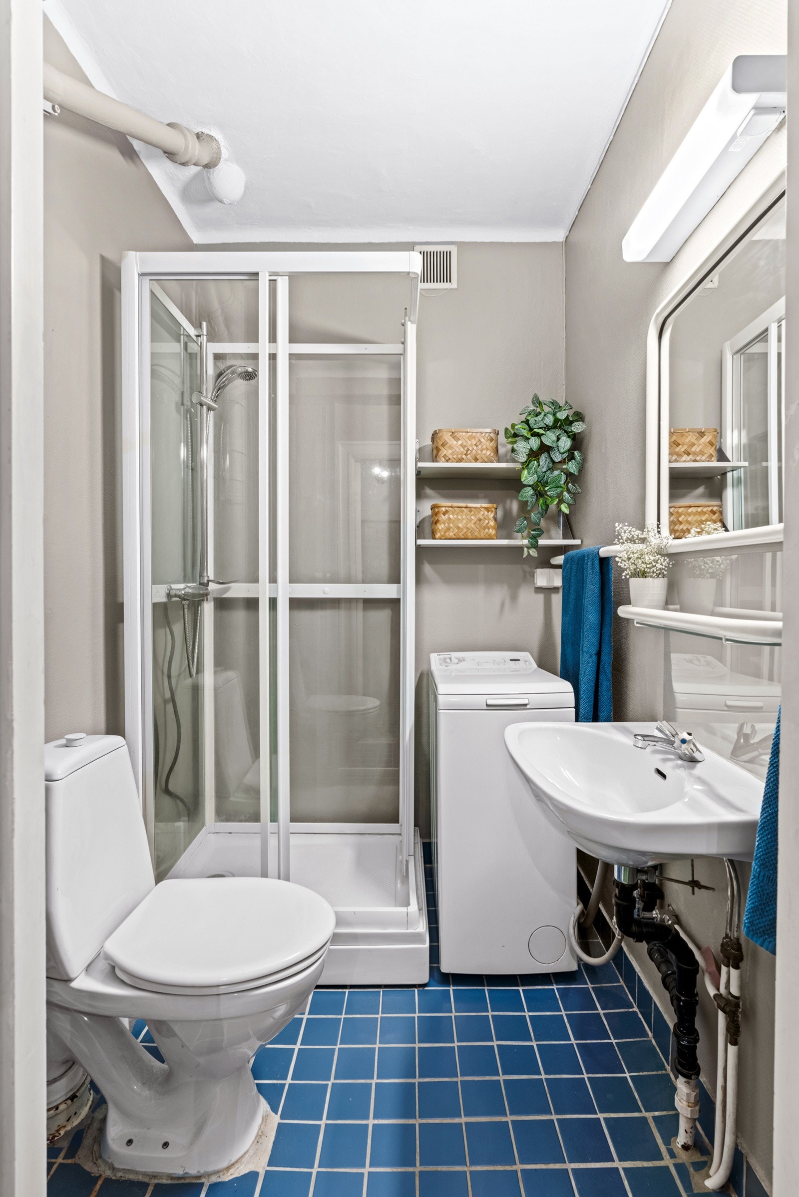 Eldre baderom fra 1987 med malte veggflater, fliser på gulv og malte tak. Galleribilde