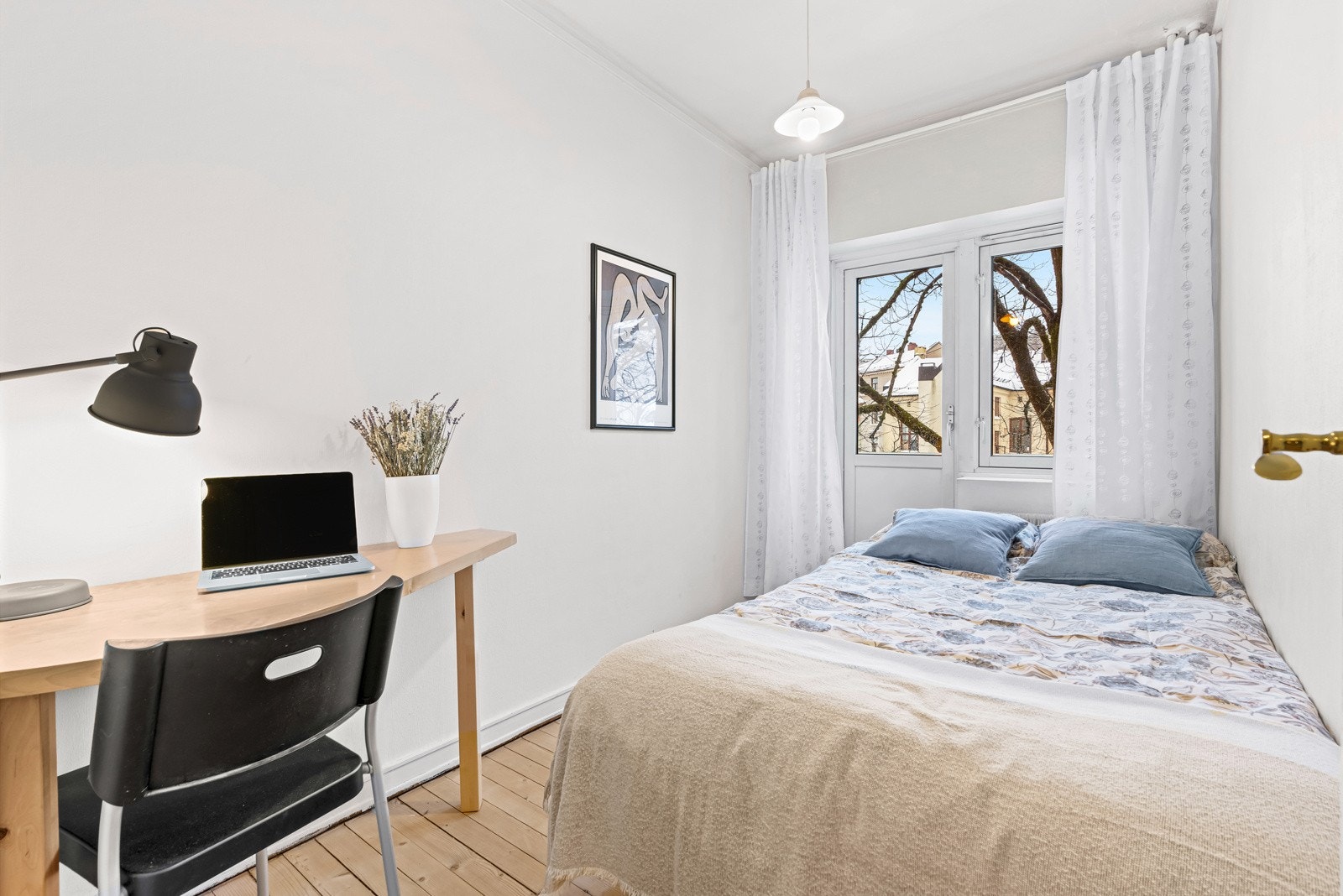 Lyst soverom med plass til seng og skrivepult. Galleribilde