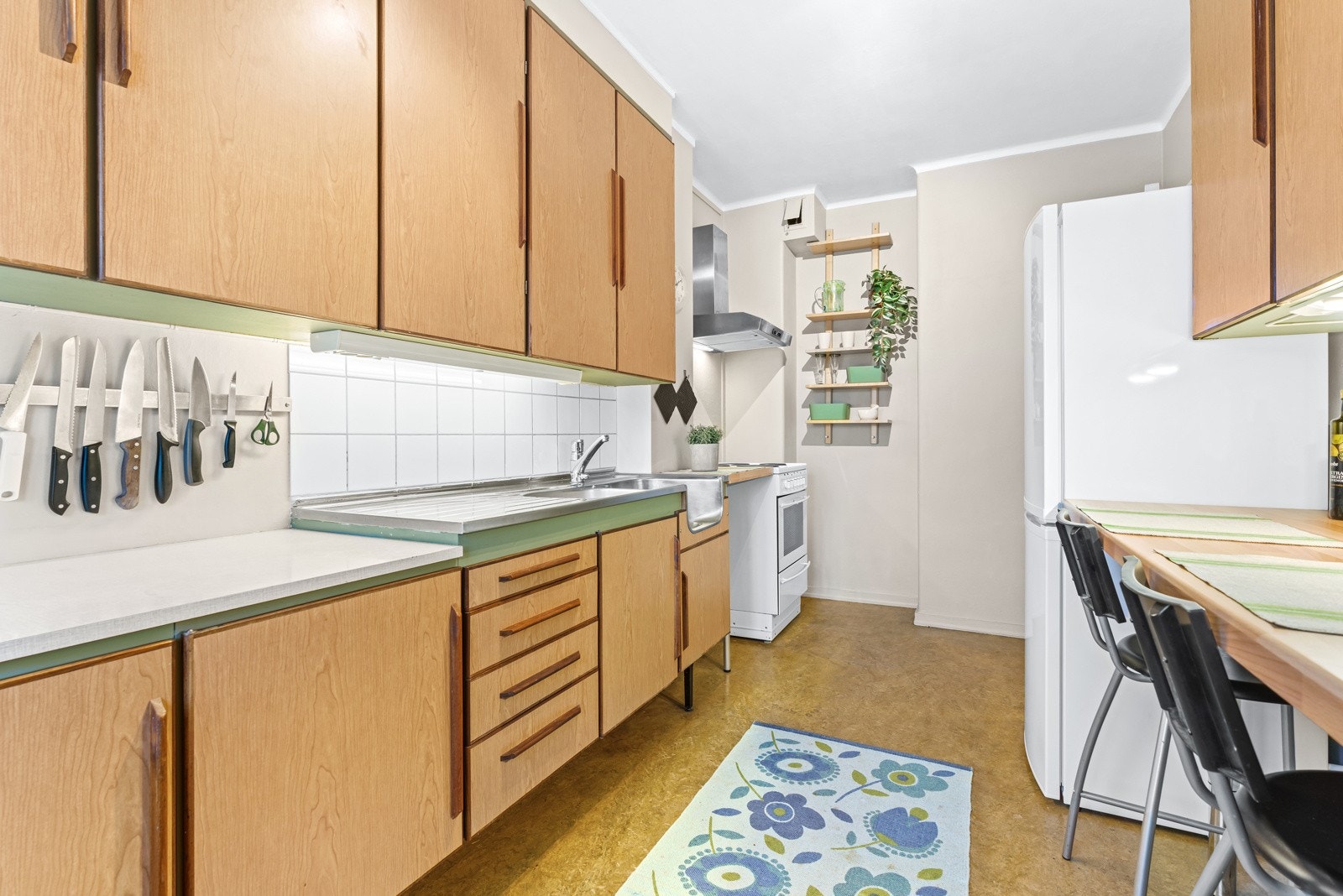 Det er godt med oppbevaringsplass på kjøkkenet. Galleribilde