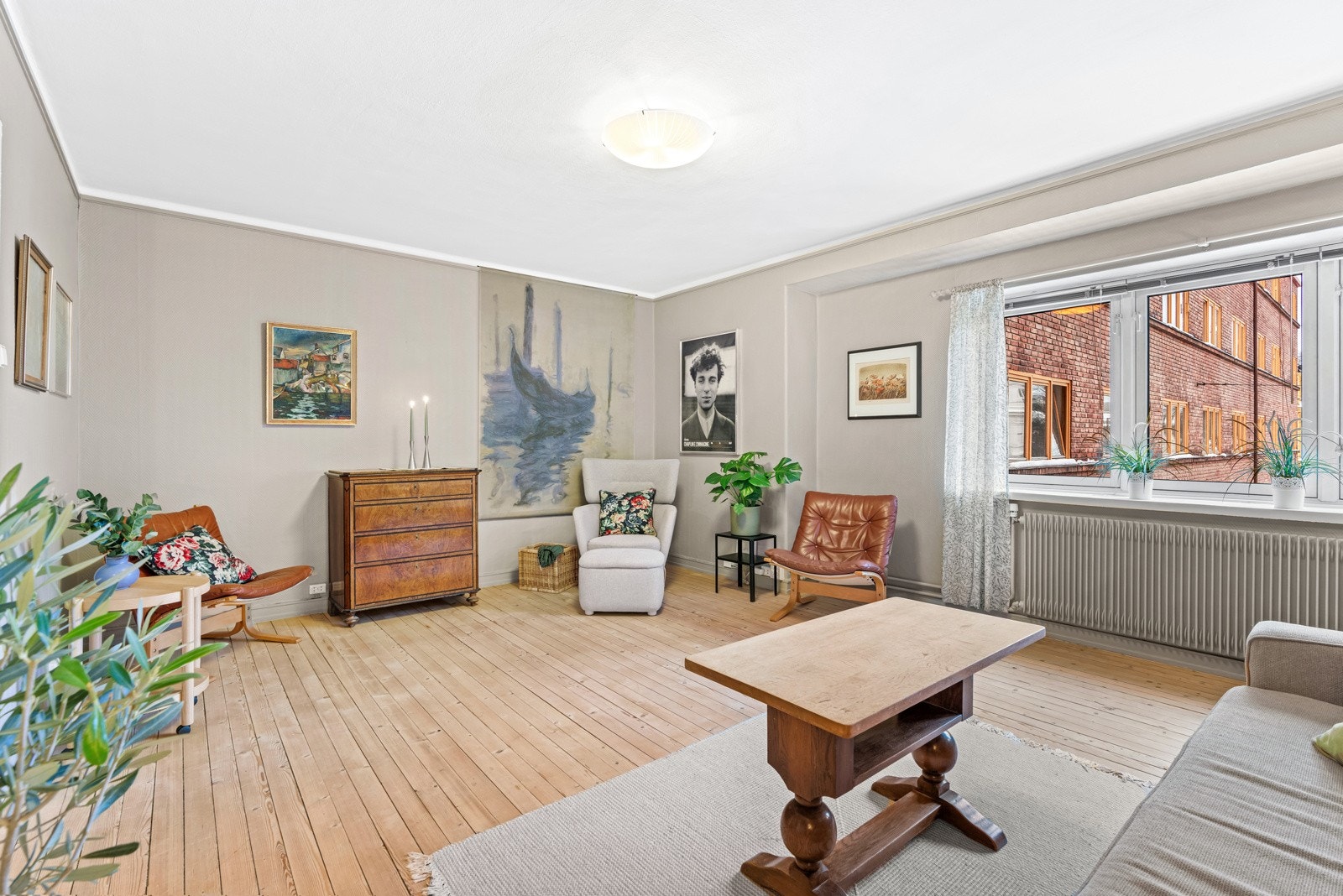 Stuen har rikelig med dagslys fra store vindusflater. God plass til ønsket innredning. Galleribilde