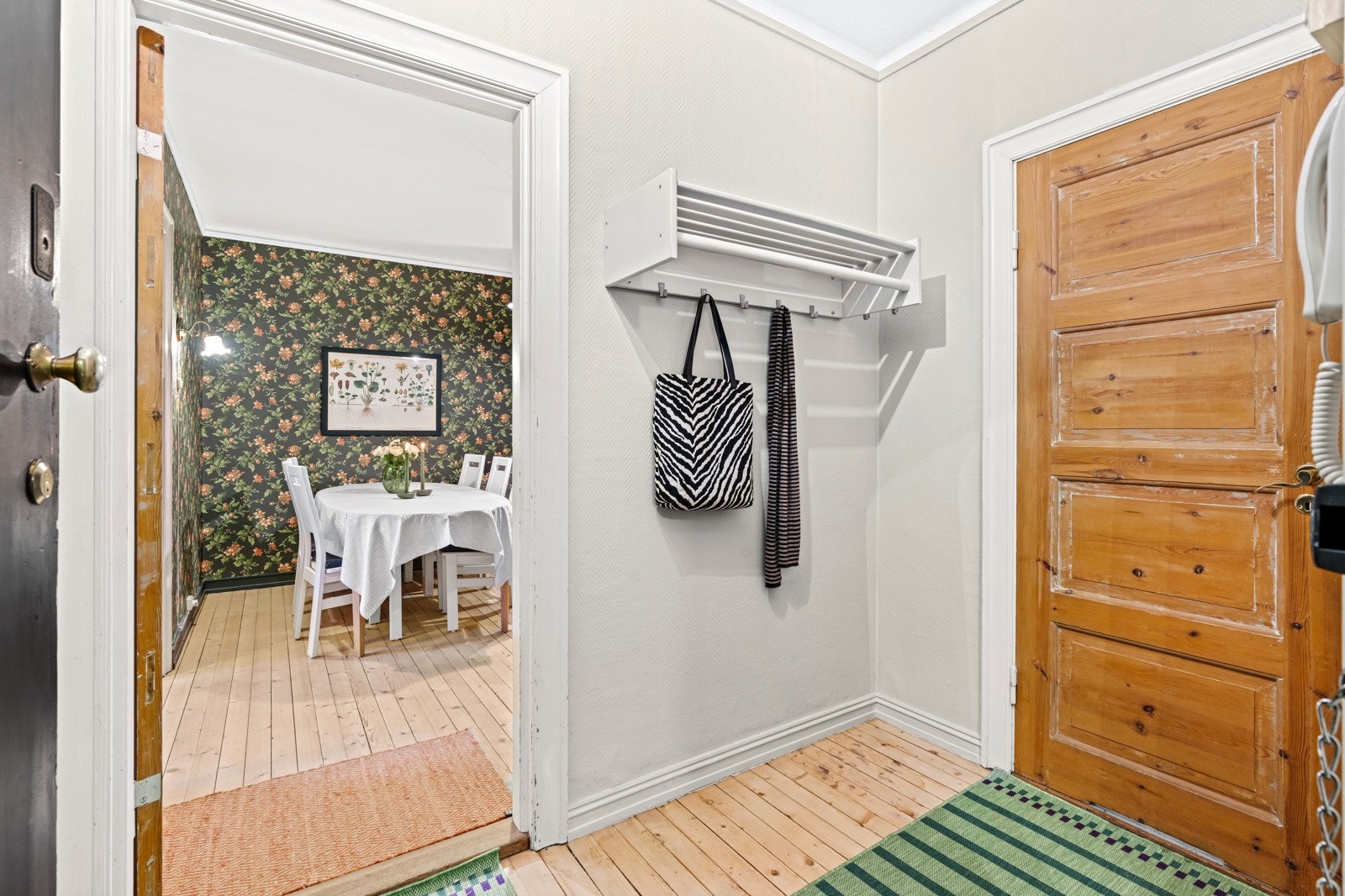 Lys entré med plass til praktiske oppbevaringsløsninger. Galleribilde