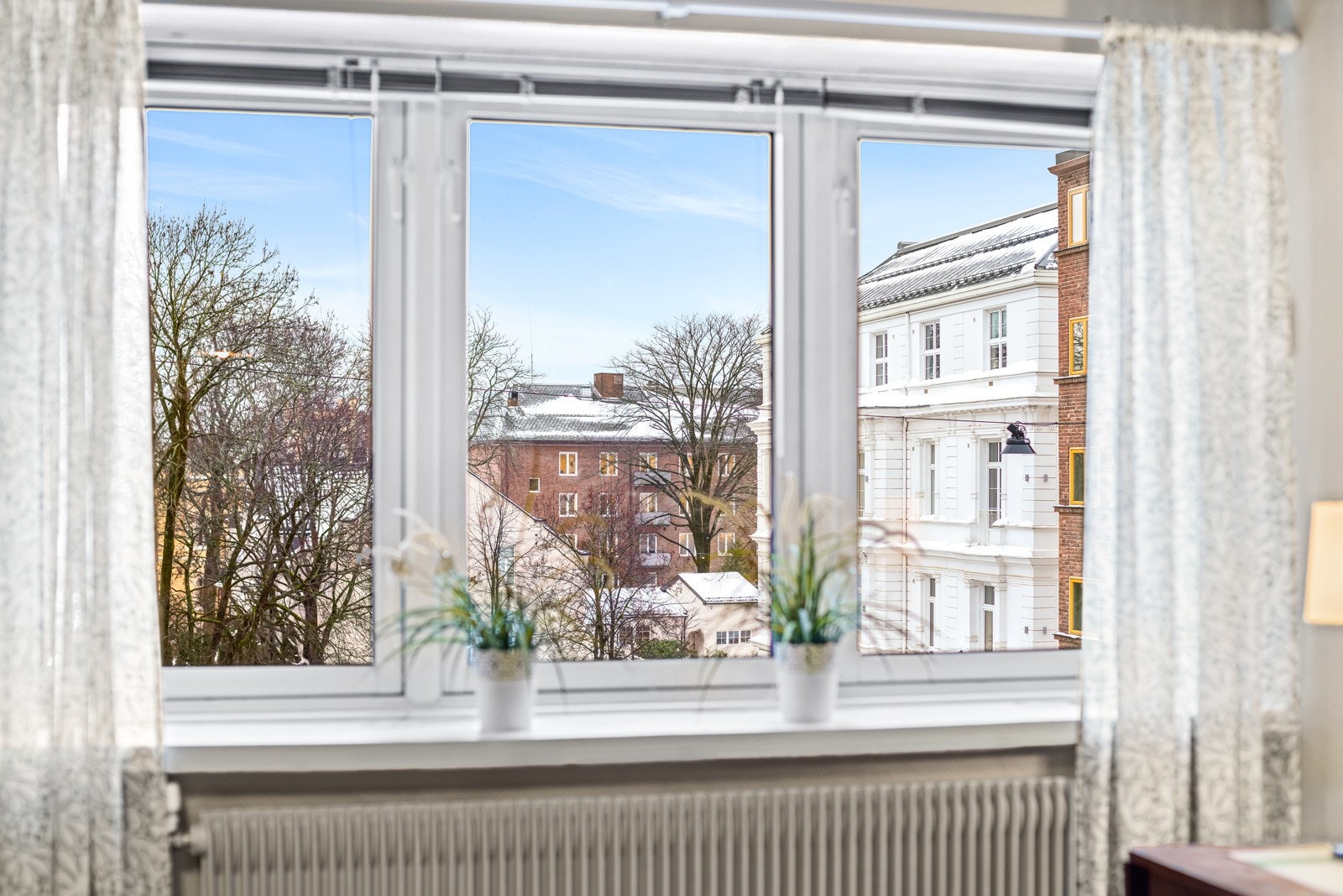 Ingen sjenerende innsyn og hyggelig utsyn mot sameiets fellesområde. Galleribilde