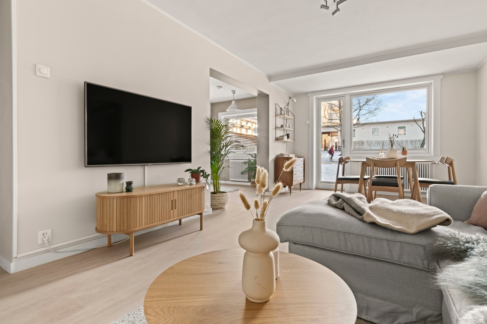 Romslig stuedel med store vinduer som slipper inn rikelig med naturlig lys. Galleribilde